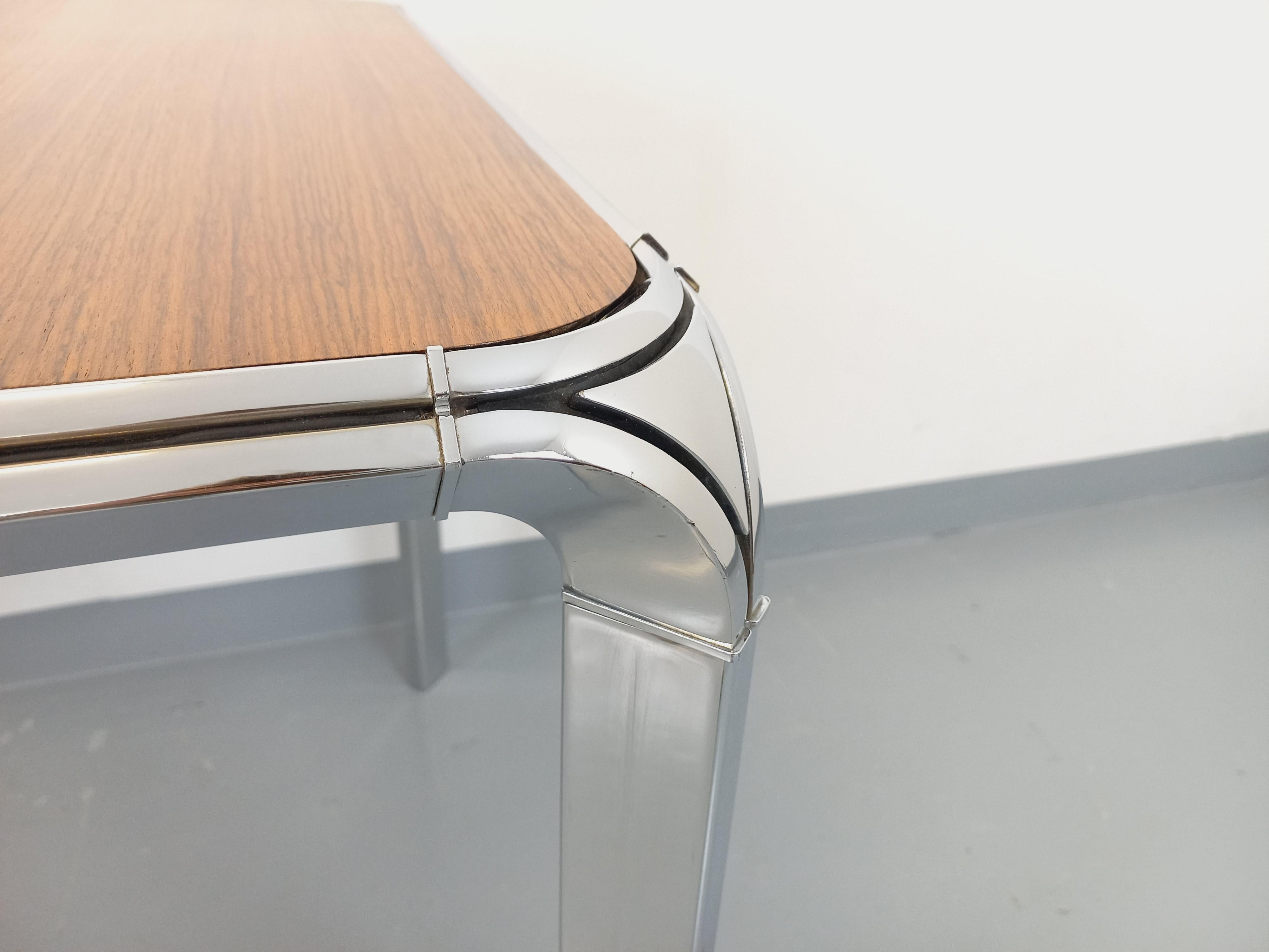 Belle table à manger ou à écrire vintage des années 70, attribuée au designer français Pierre Paulin, série Dassas pour les éditions Strafor, plateau carré aux bords arrondis en bois de palissandre, structure et piétement design en métal chromé.