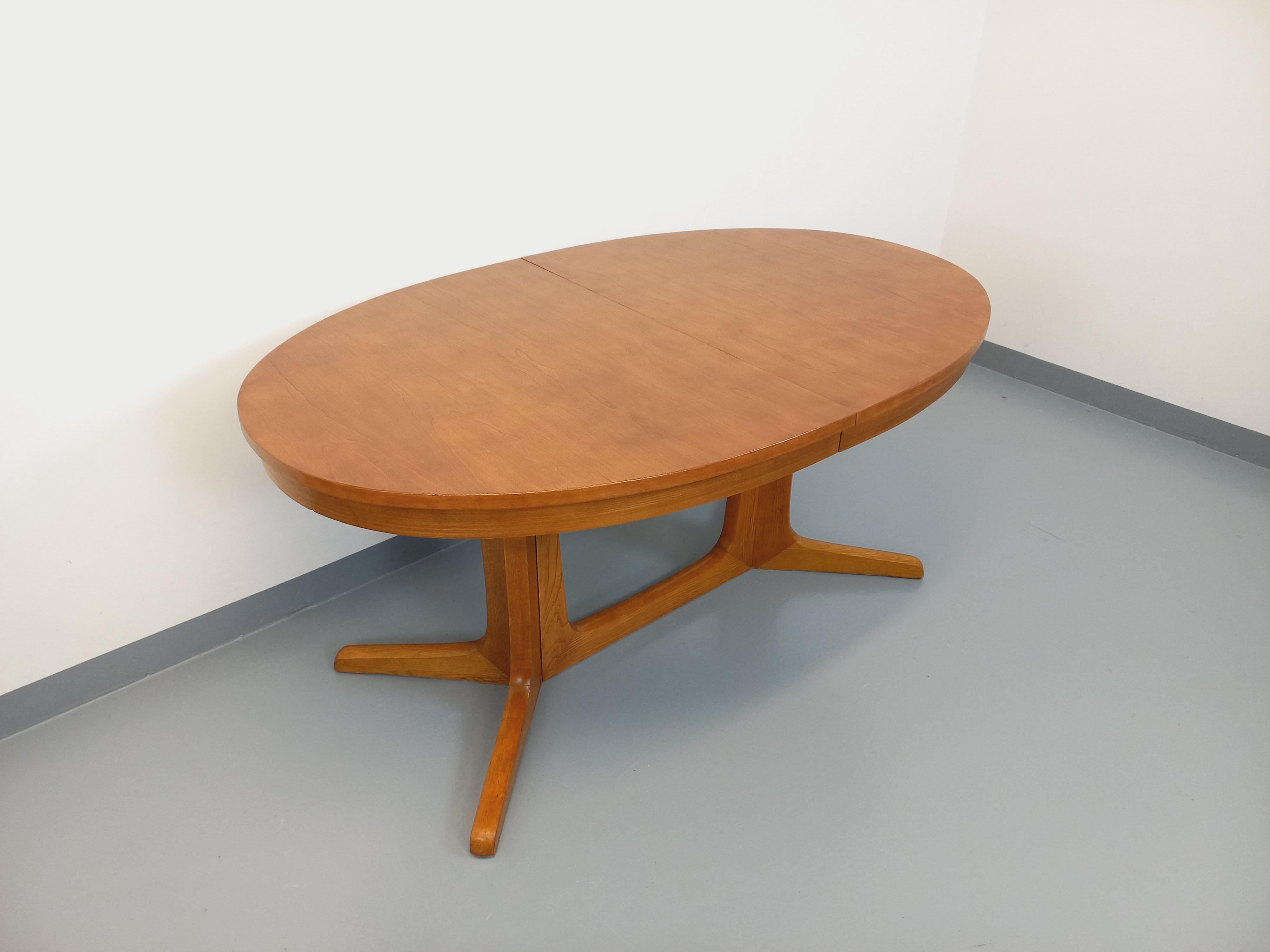 Table à manger ovale Baumann vintage des années 60 70 en bois d’orme clair 5