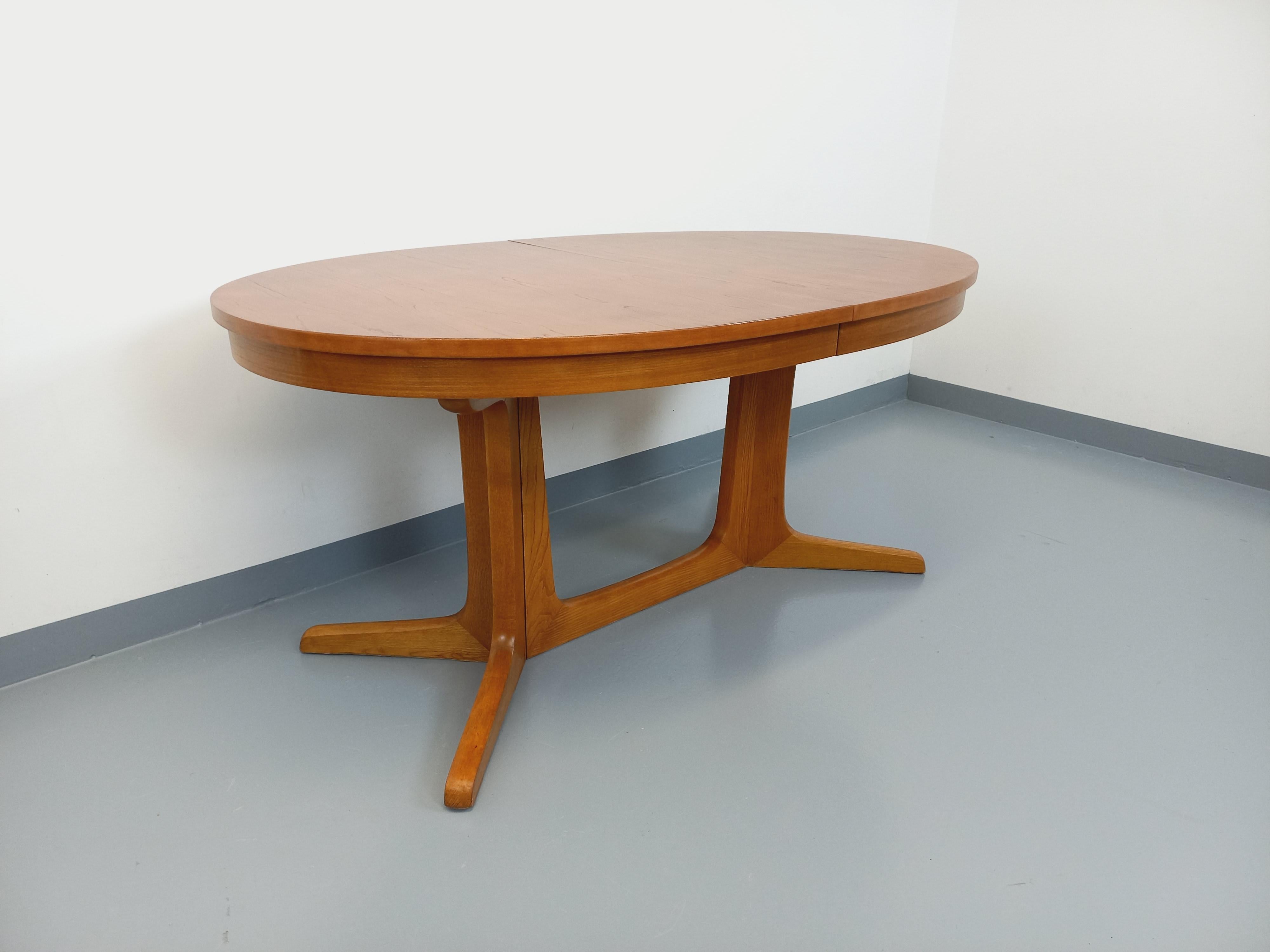 Scandinavian Modern Table à manger ovale Baumann vintage des années 60 70 en bois d’orme clair