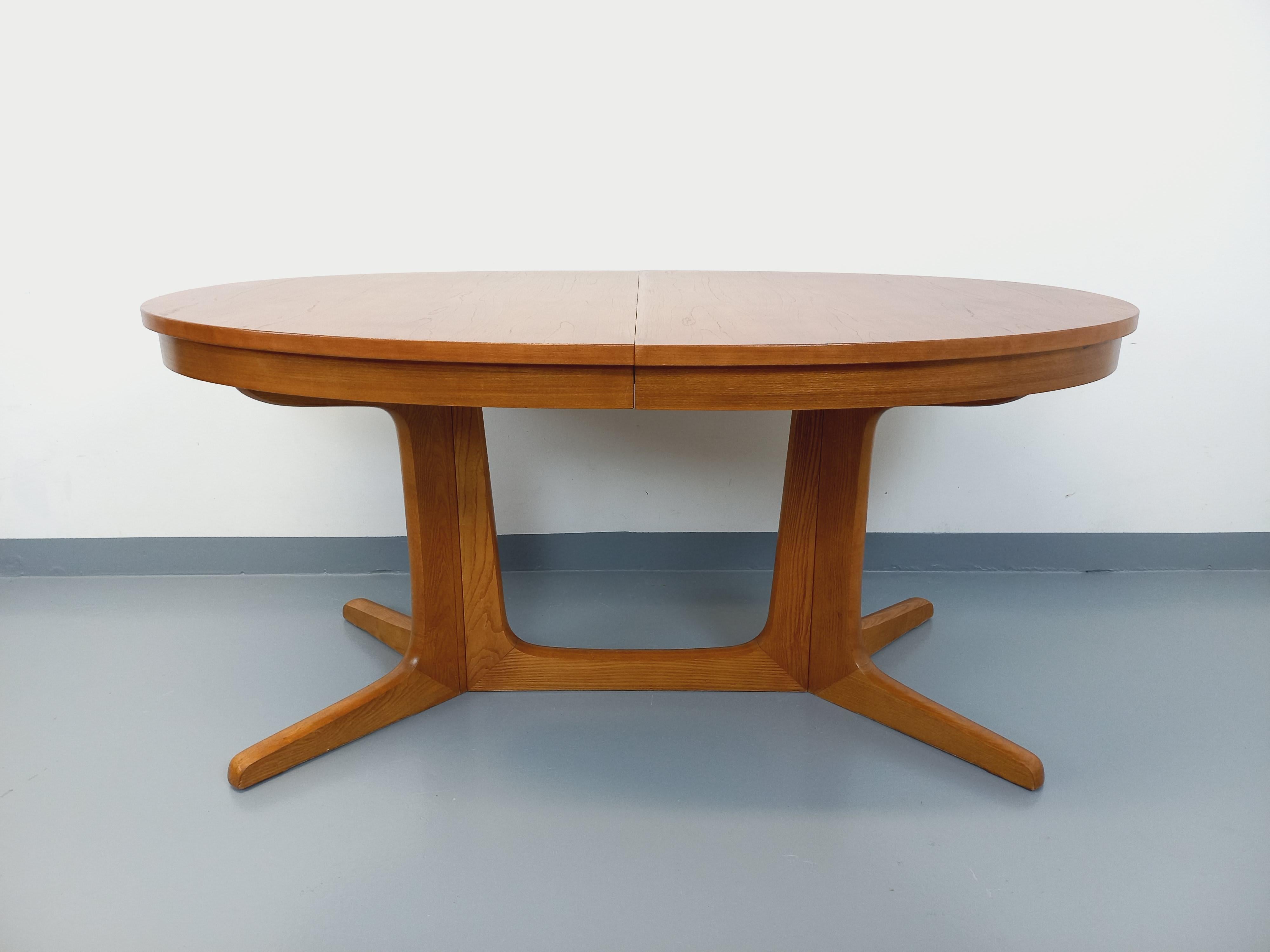 French Table à manger ovale Baumann vintage des années 60 70 en bois d’orme clair