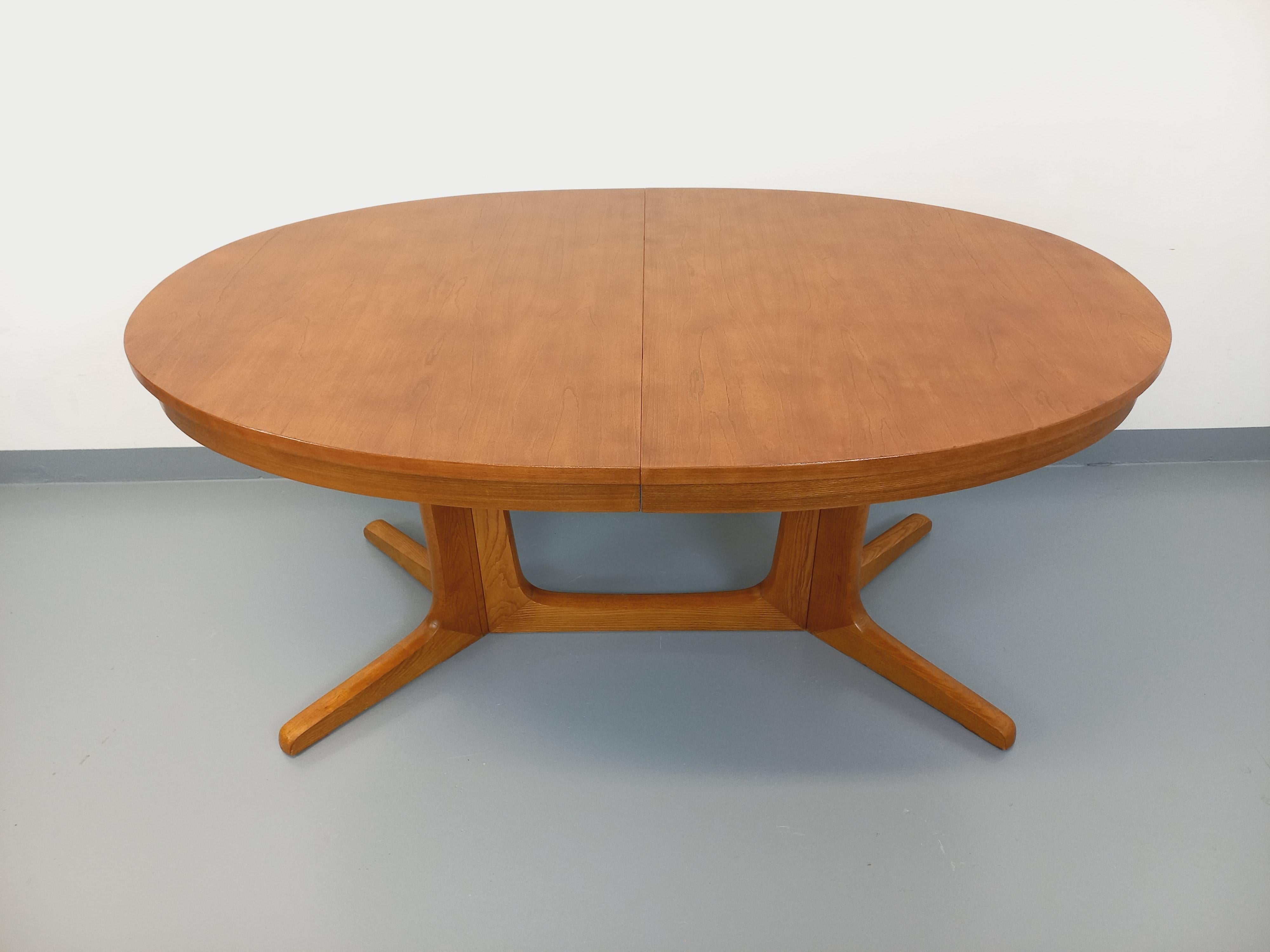 Table à manger ovale Baumann vintage des années 60 70 en bois d’orme clair In Good Condition In BESANÇON, FR