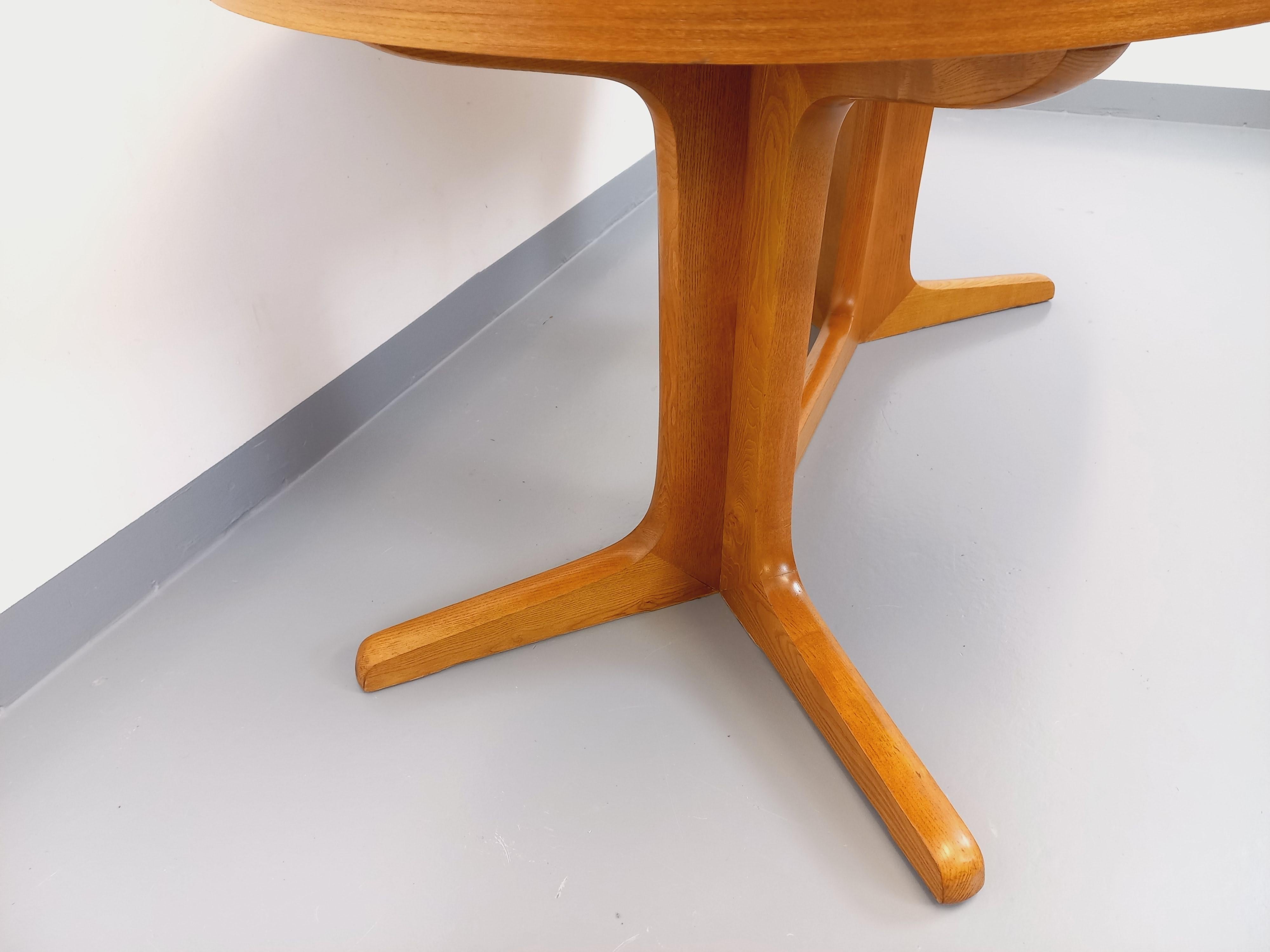 Mid-20th Century Table à manger ovale Baumann vintage des années 60 70 en bois d’orme clair