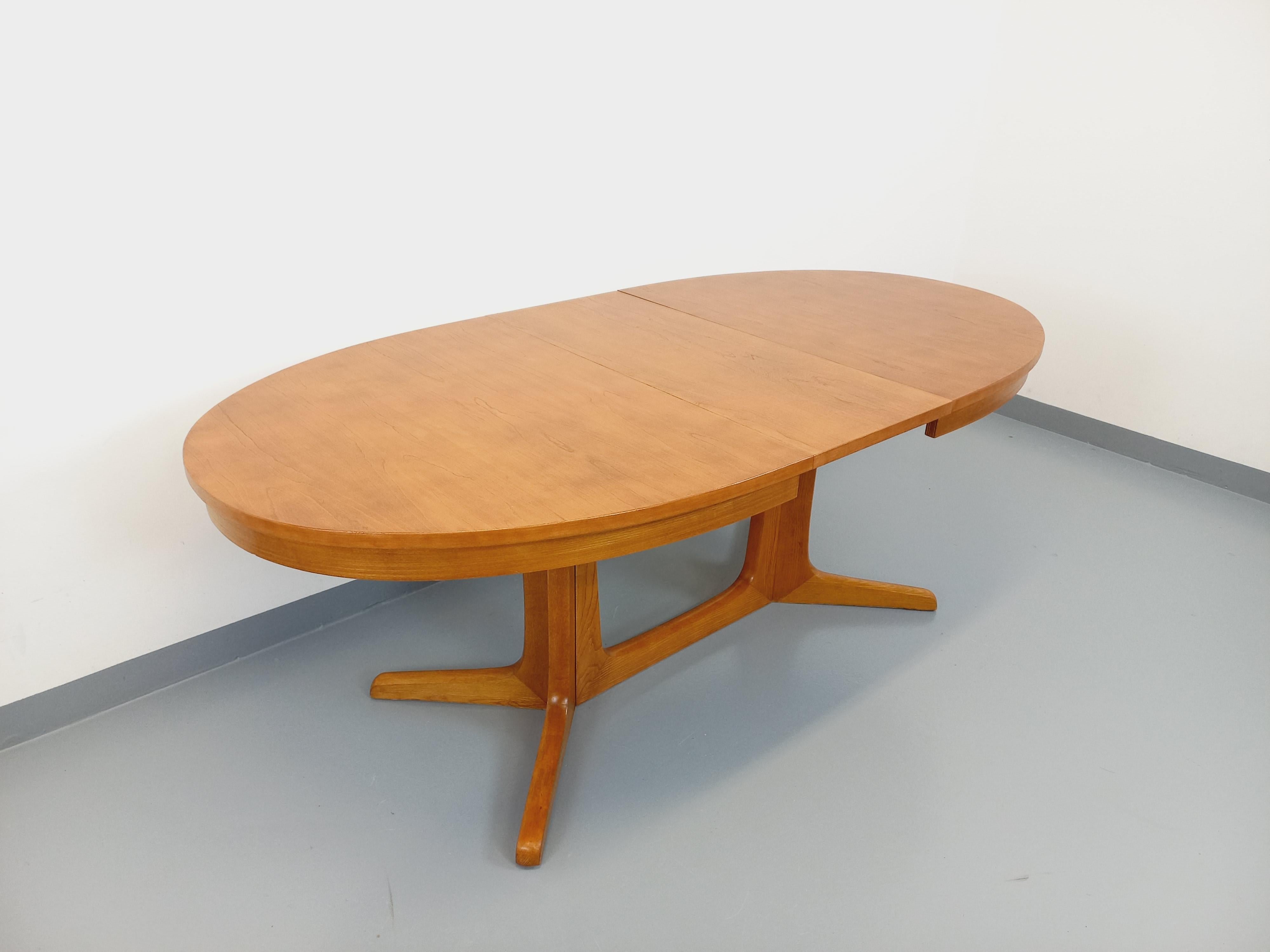 Table à manger ovale Baumann vintage des années 60 70 en bois d’orme clair 1