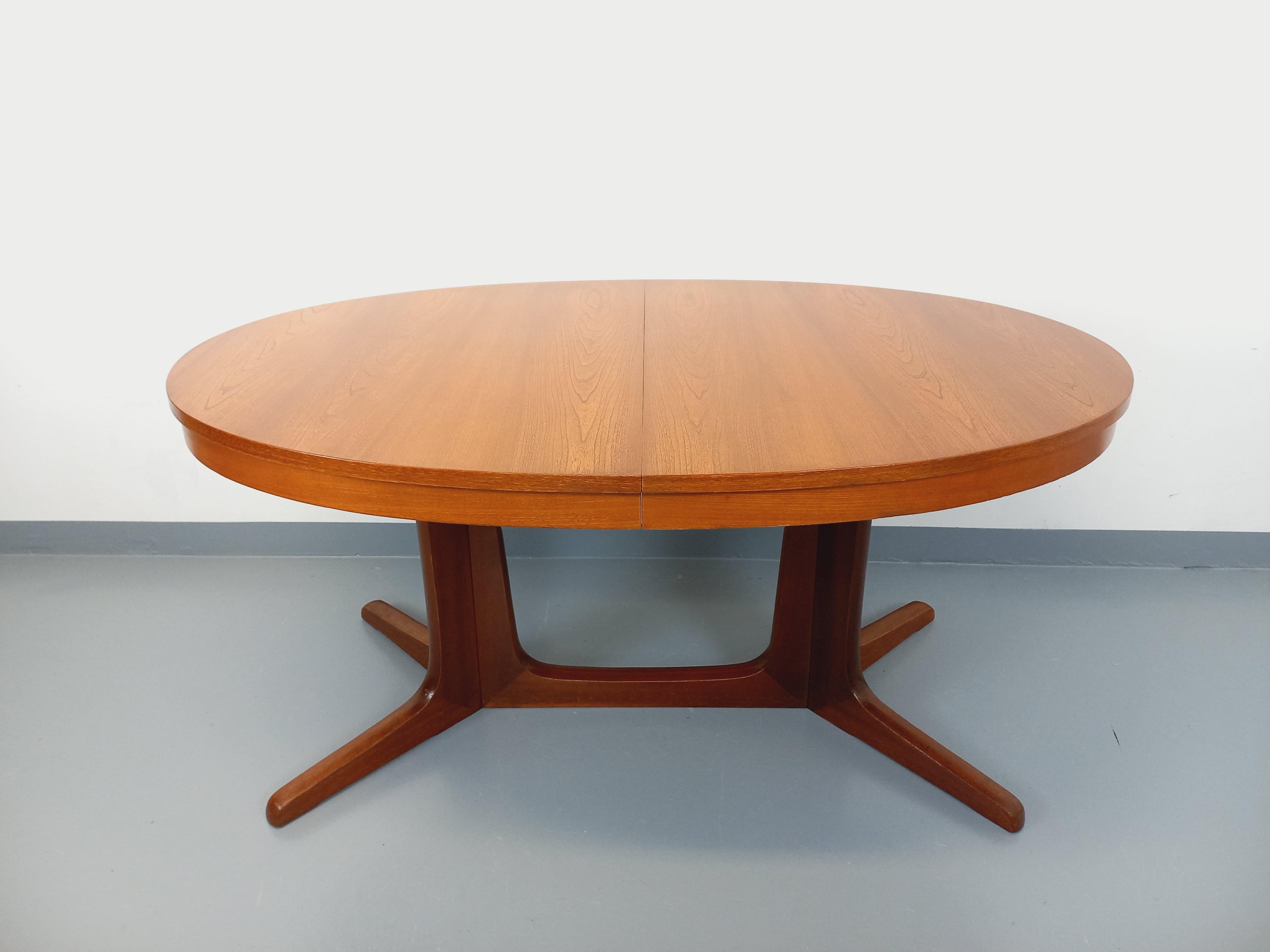 Table à manger ovale Boi vintage des années 60 70 en bois d'orme en vente 4
