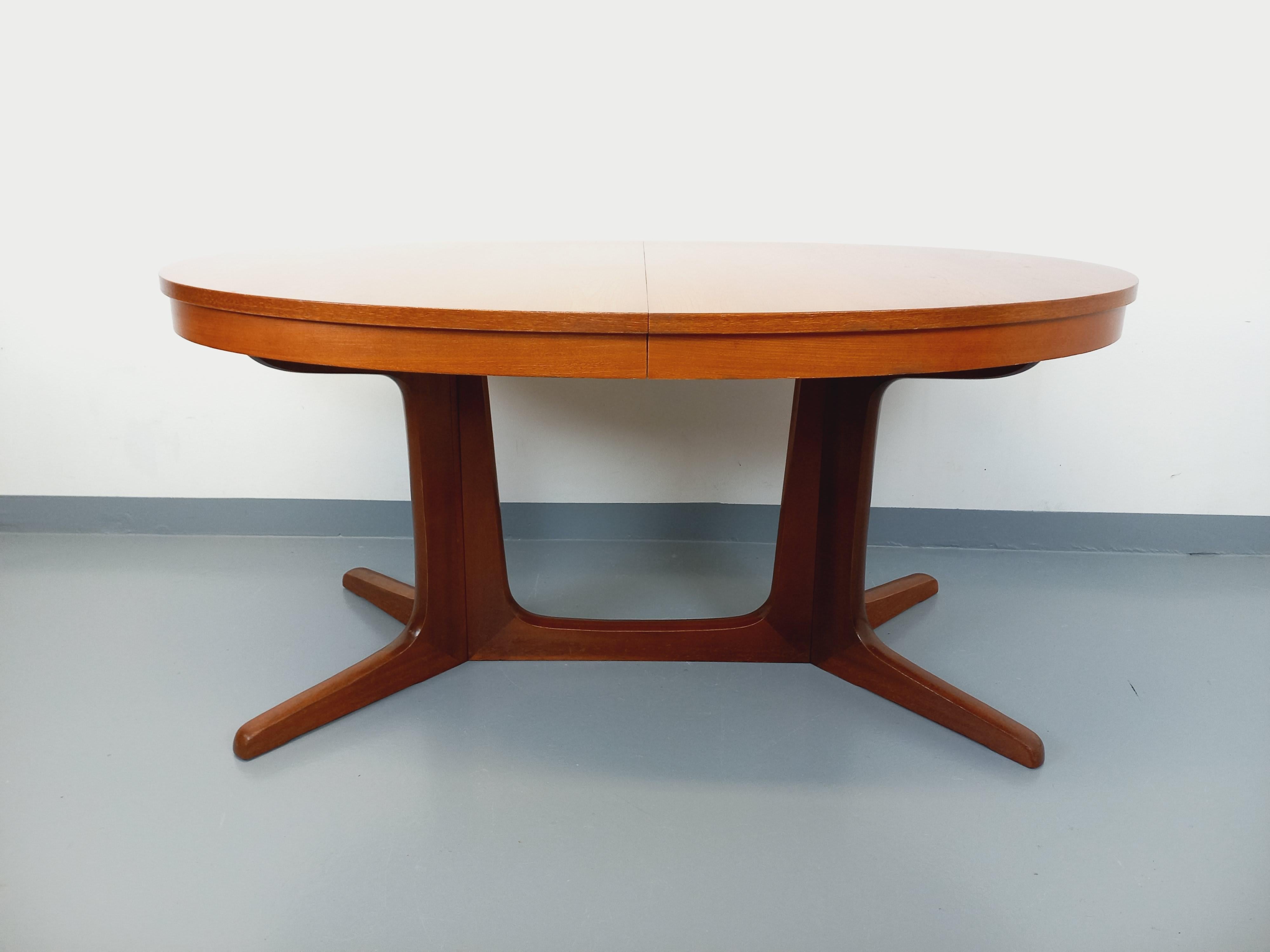 Table à manger ovale Boi vintage des années 60 70 en bois d'orme en vente 5