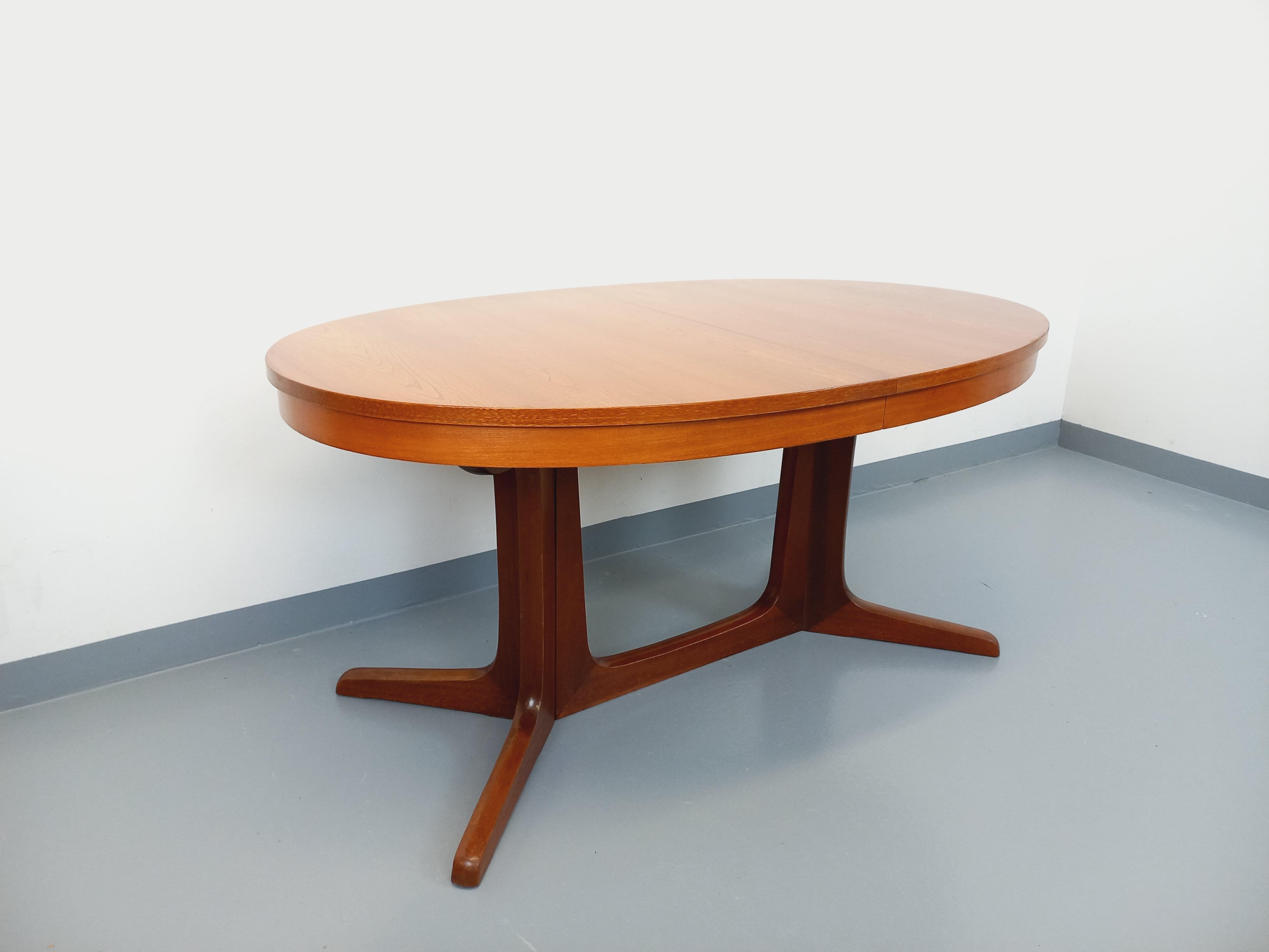 Table à manger ovale Boi vintage des années 60 70 en bois d'orme en vente 6