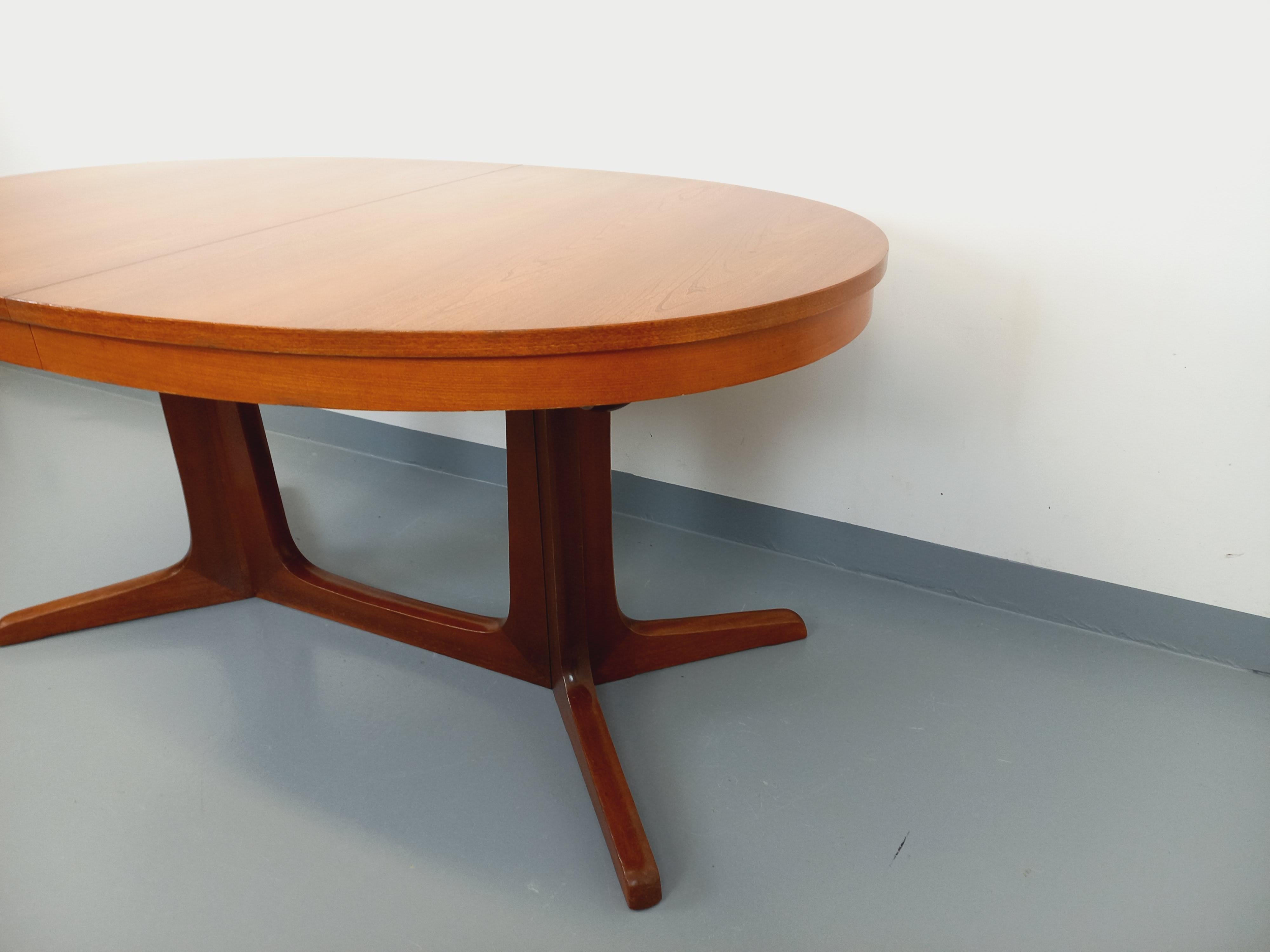 Table à manger ovale Boi vintage des années 60 70 en bois d'orme en vente 7