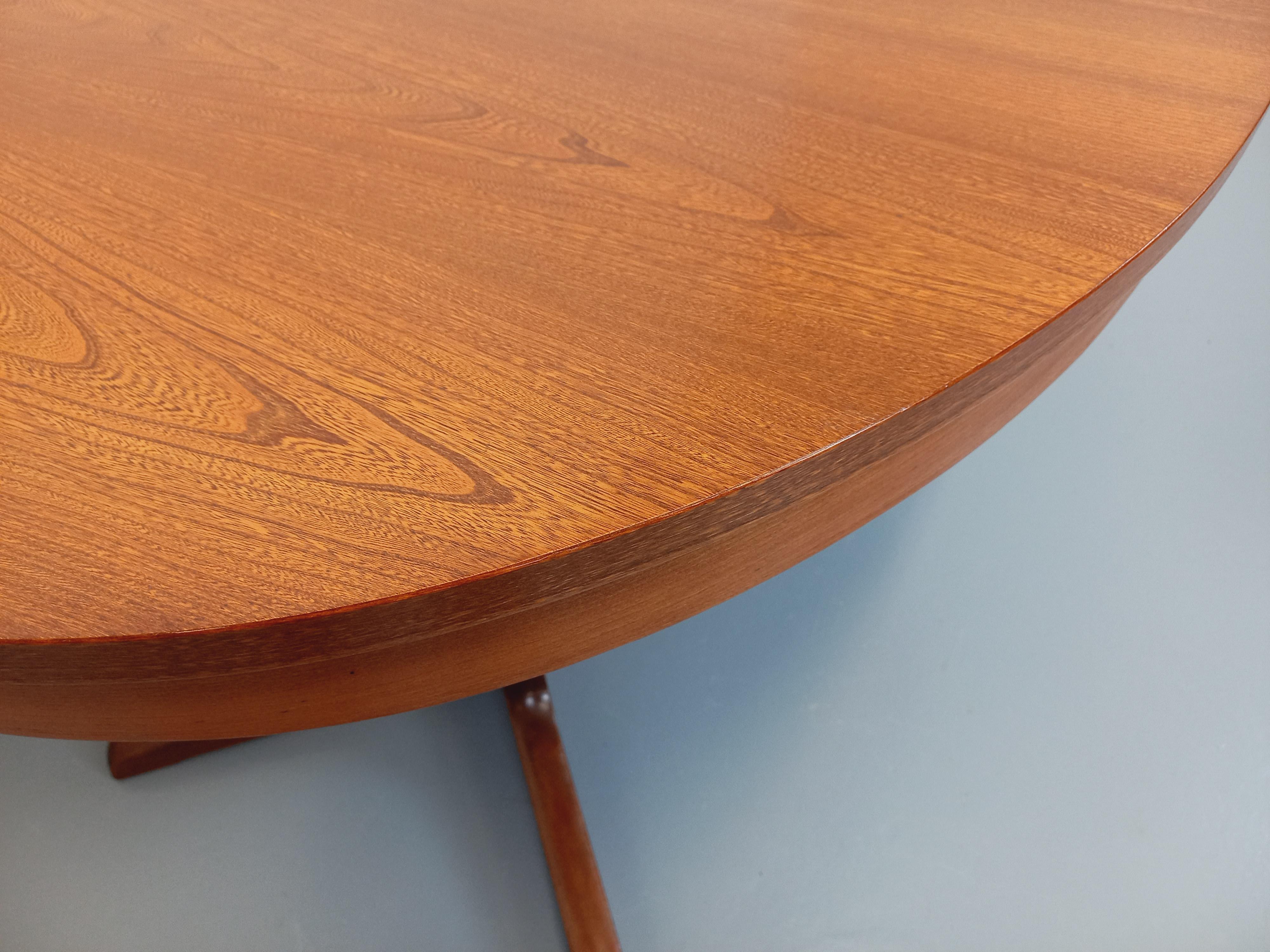 Table à manger ovale Boi vintage des années 60 70 en bois d'orme en vente 8