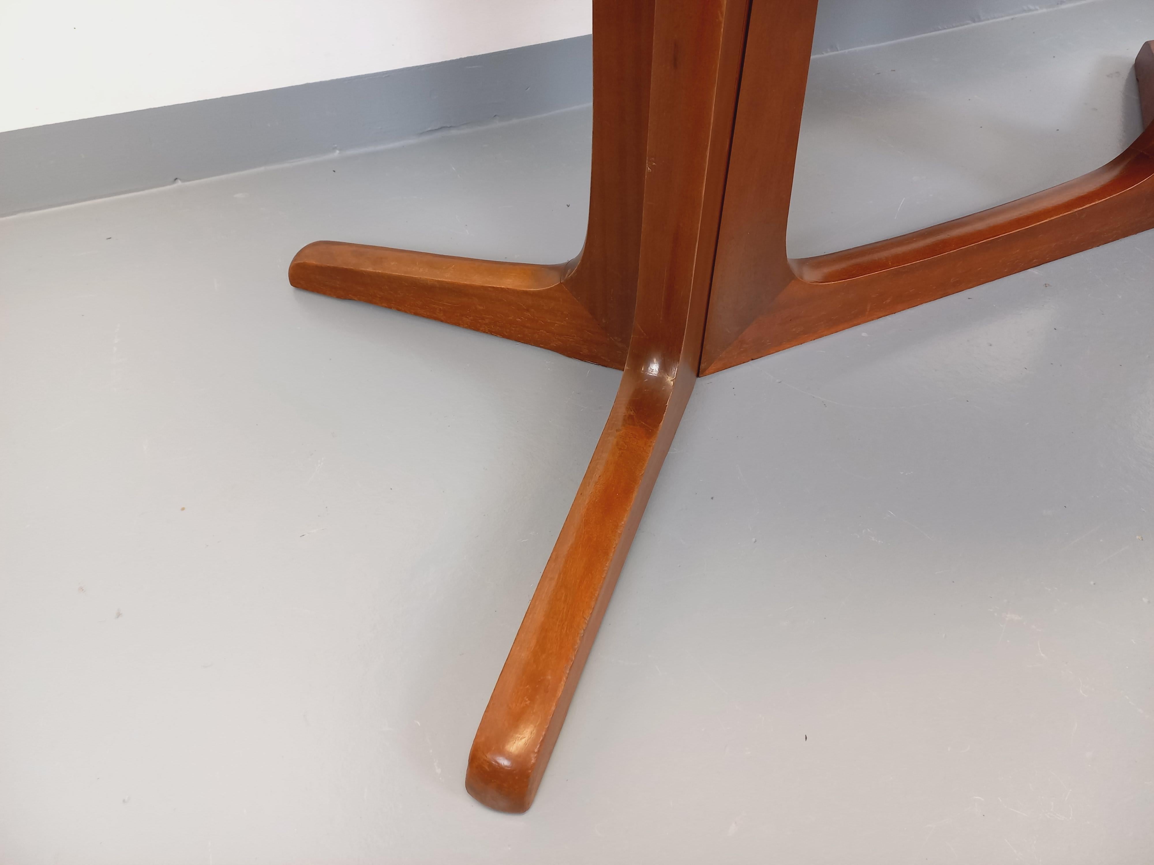 Table à manger ovale Boi vintage des années 60 70 en bois d'orme en vente 11