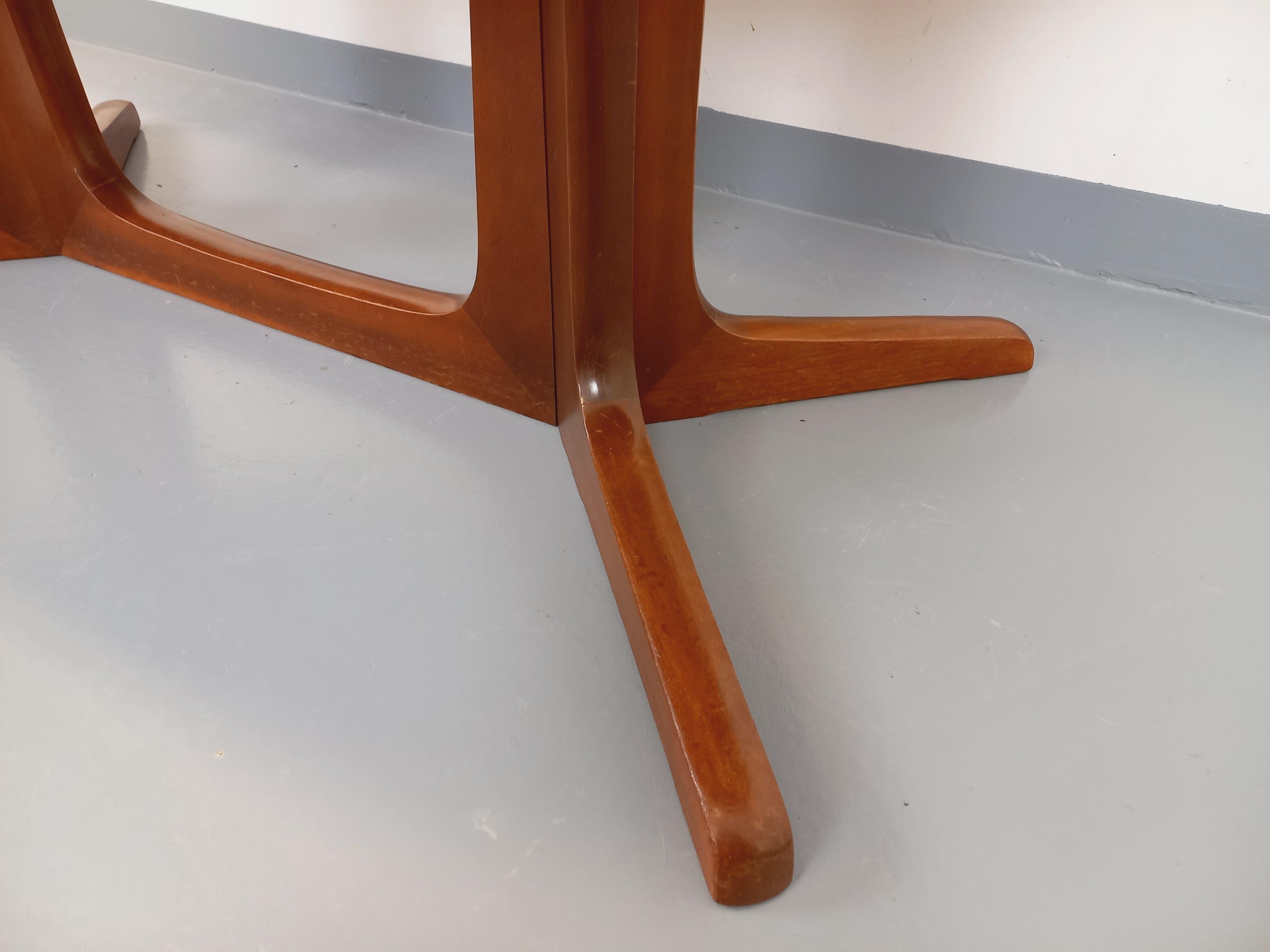 Table à manger ovale Boi vintage des années 60 70 en bois d'orme en vente 12
