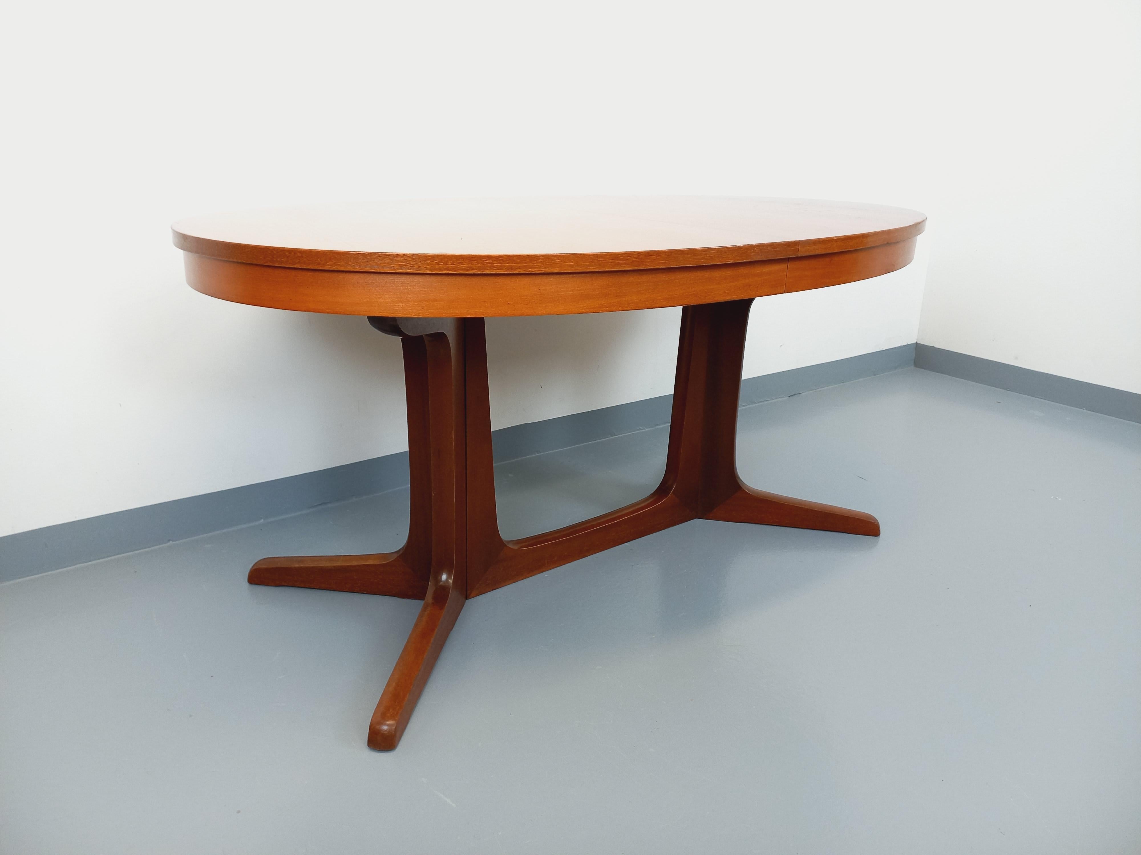 Mid-Century Modern Table à manger ovale Boi vintage des années 60 70 en bois d'orme en vente