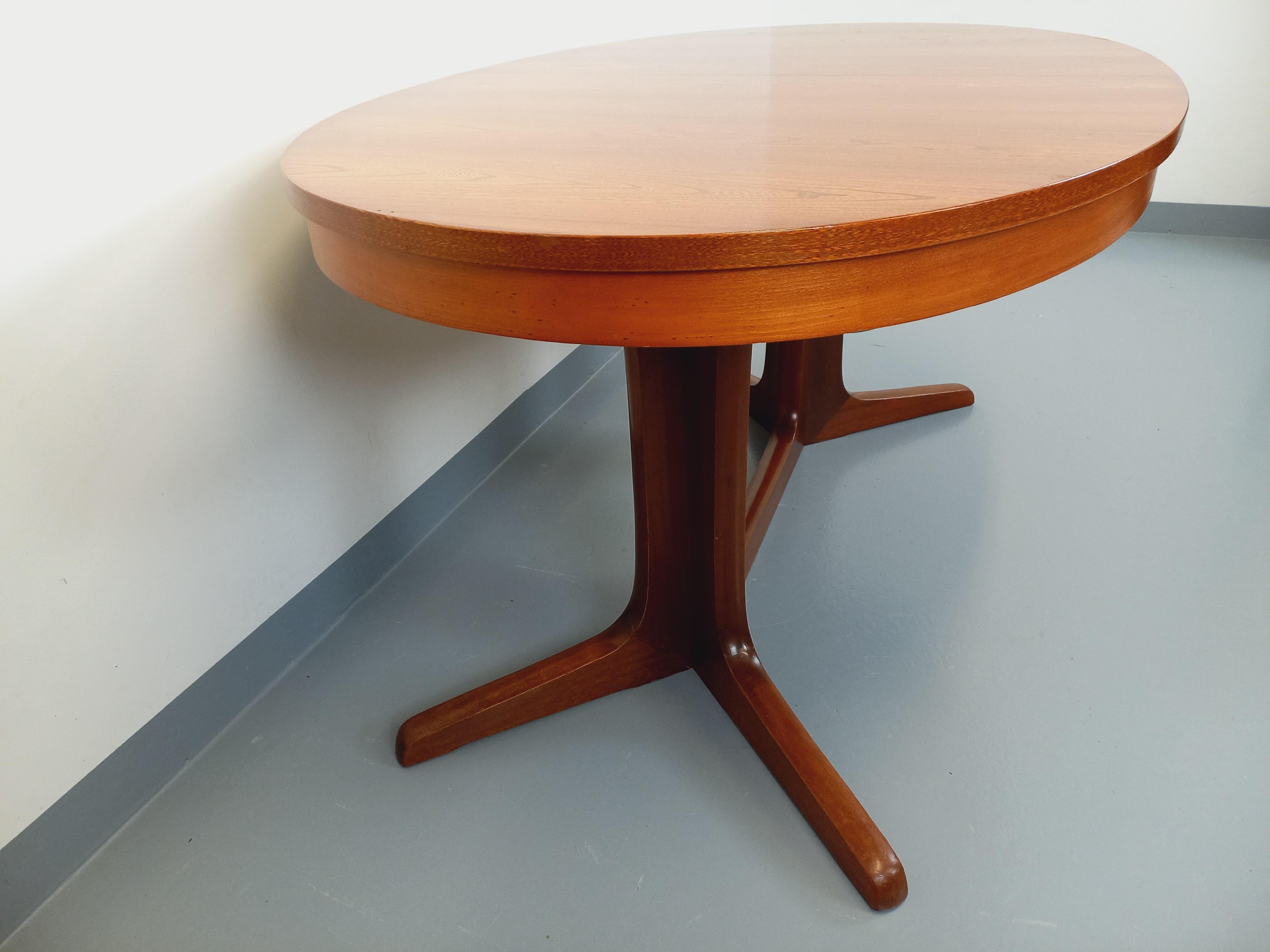 Français Table à manger ovale Boi vintage des années 60 70 en bois d'orme en vente