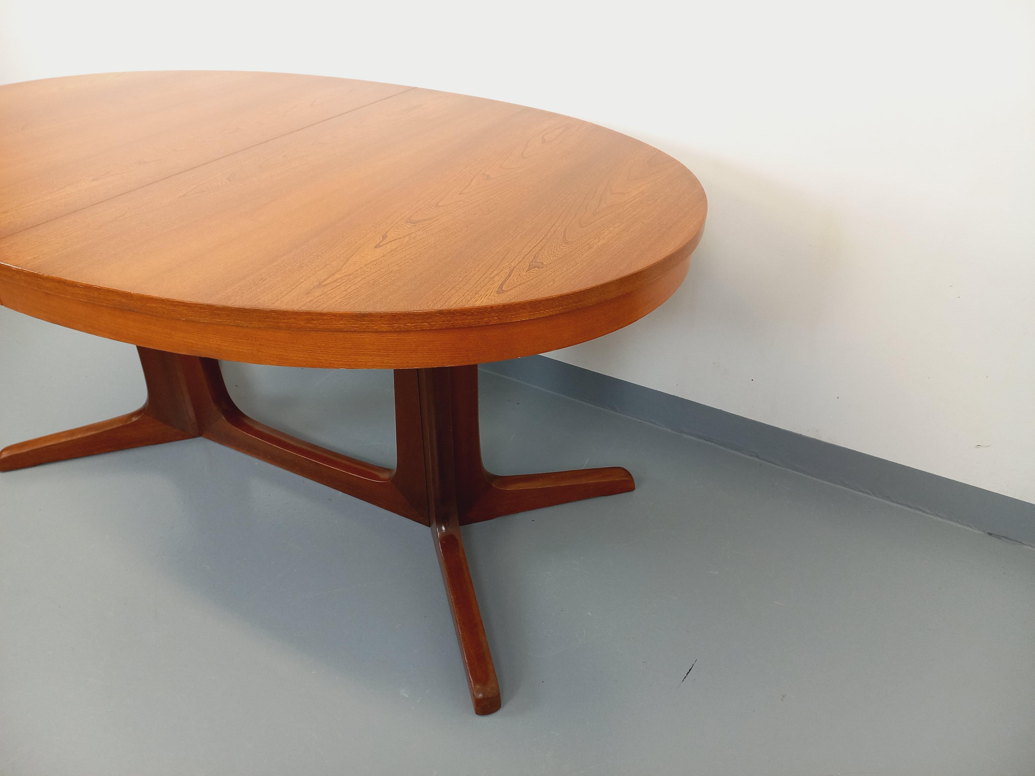Table à manger ovale Boi vintage des années 60 70 en bois d'orme Bon état - En vente à BESANÇON, FR