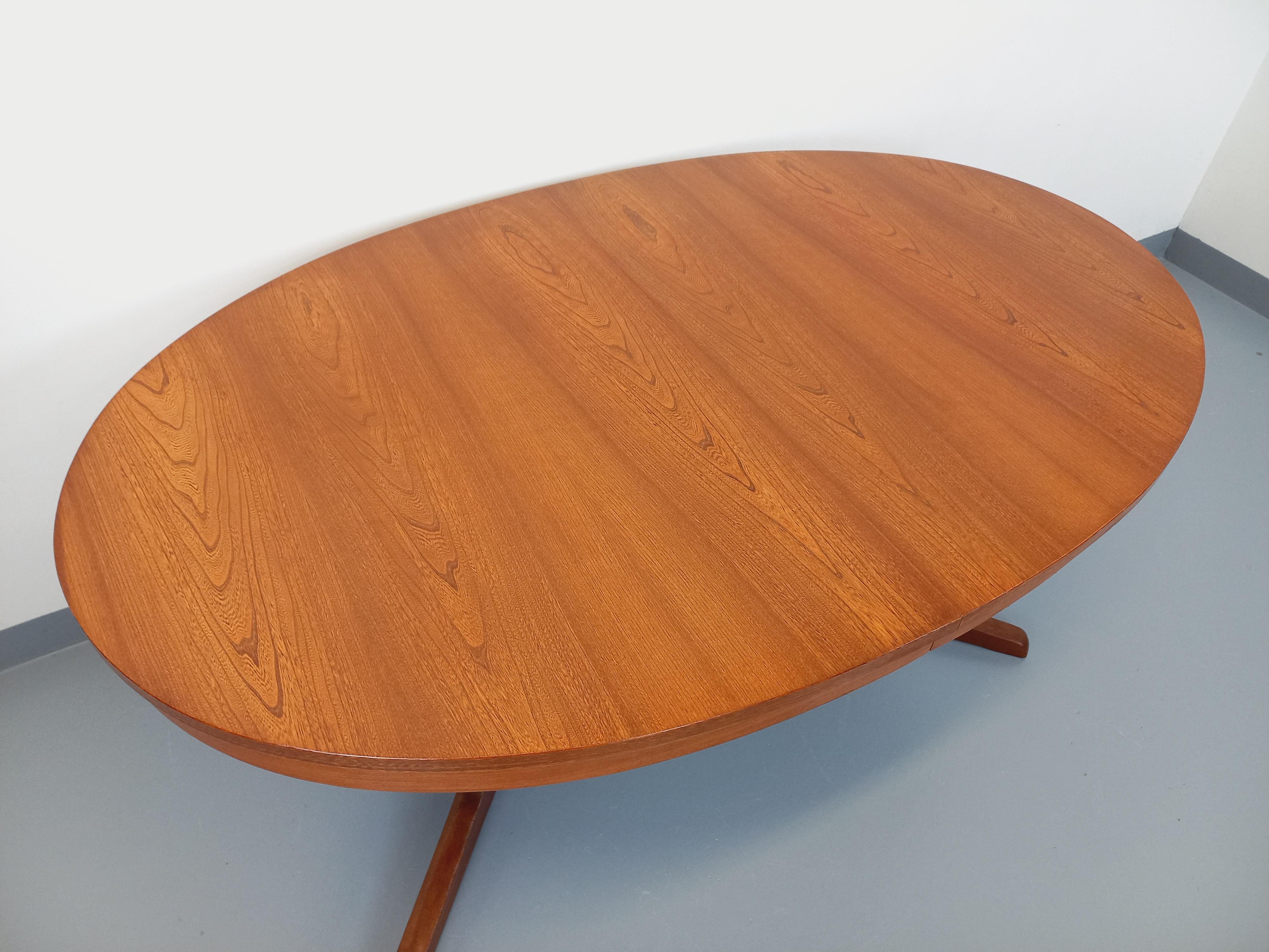 Milieu du XXe siècle Table à manger ovale Boi vintage des années 60 70 en bois d'orme en vente