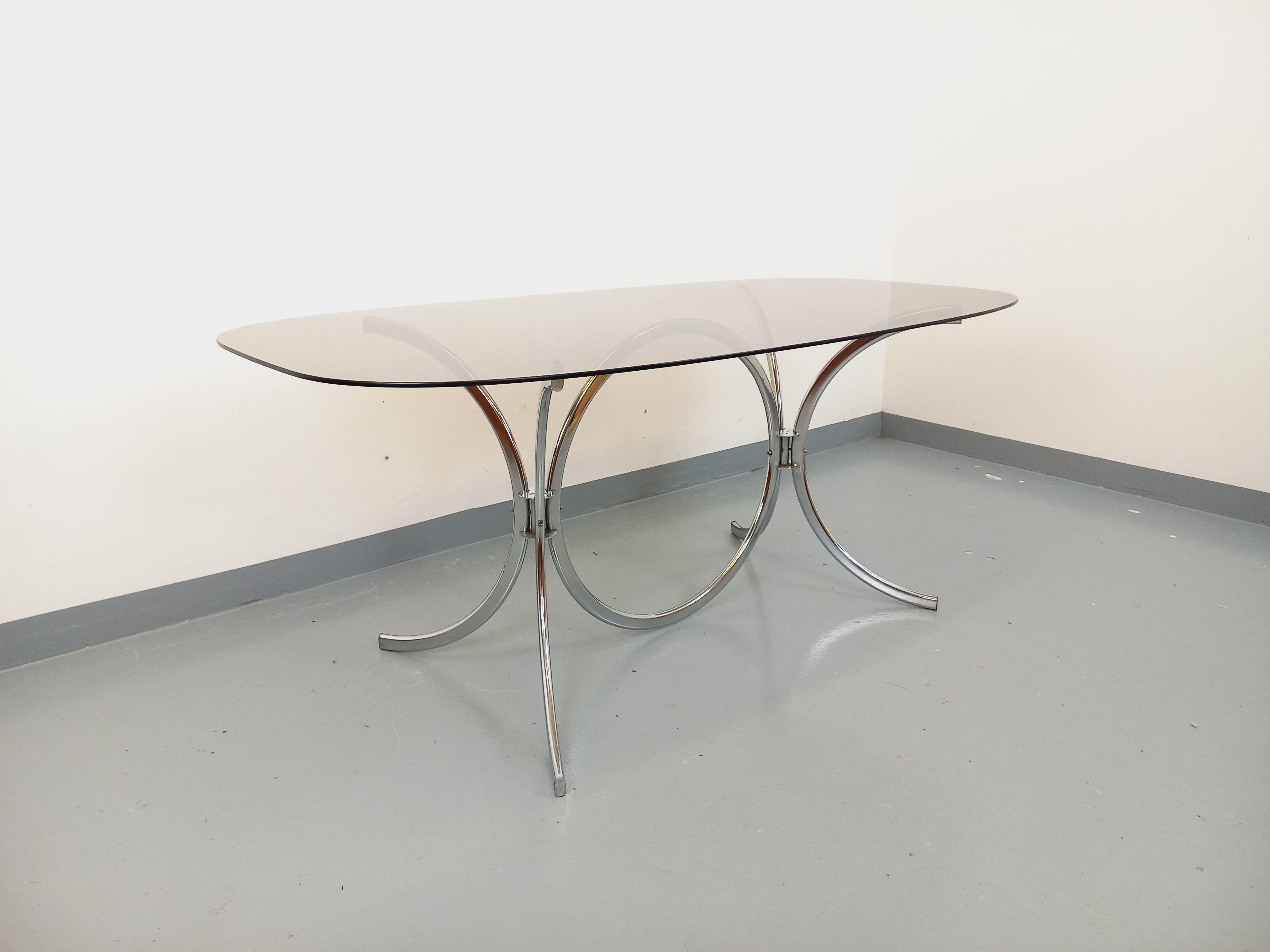 Table à manger ovale ou rectangulaire arrondie vintage en verre fumé et métal en venta 10