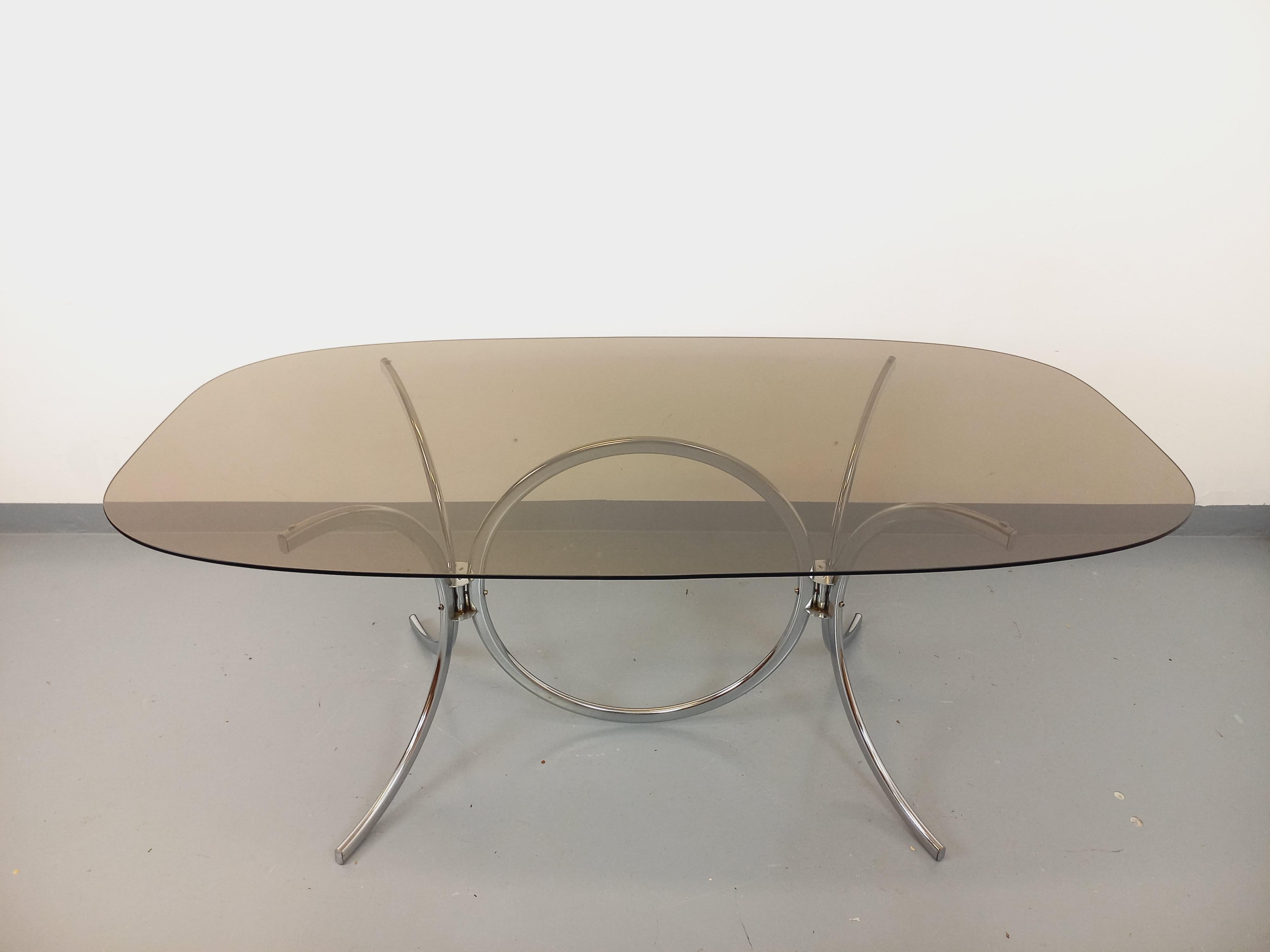 Table à manger ovale ou rectangulaire arrondie vintage en verre fumé et métal en venta 11