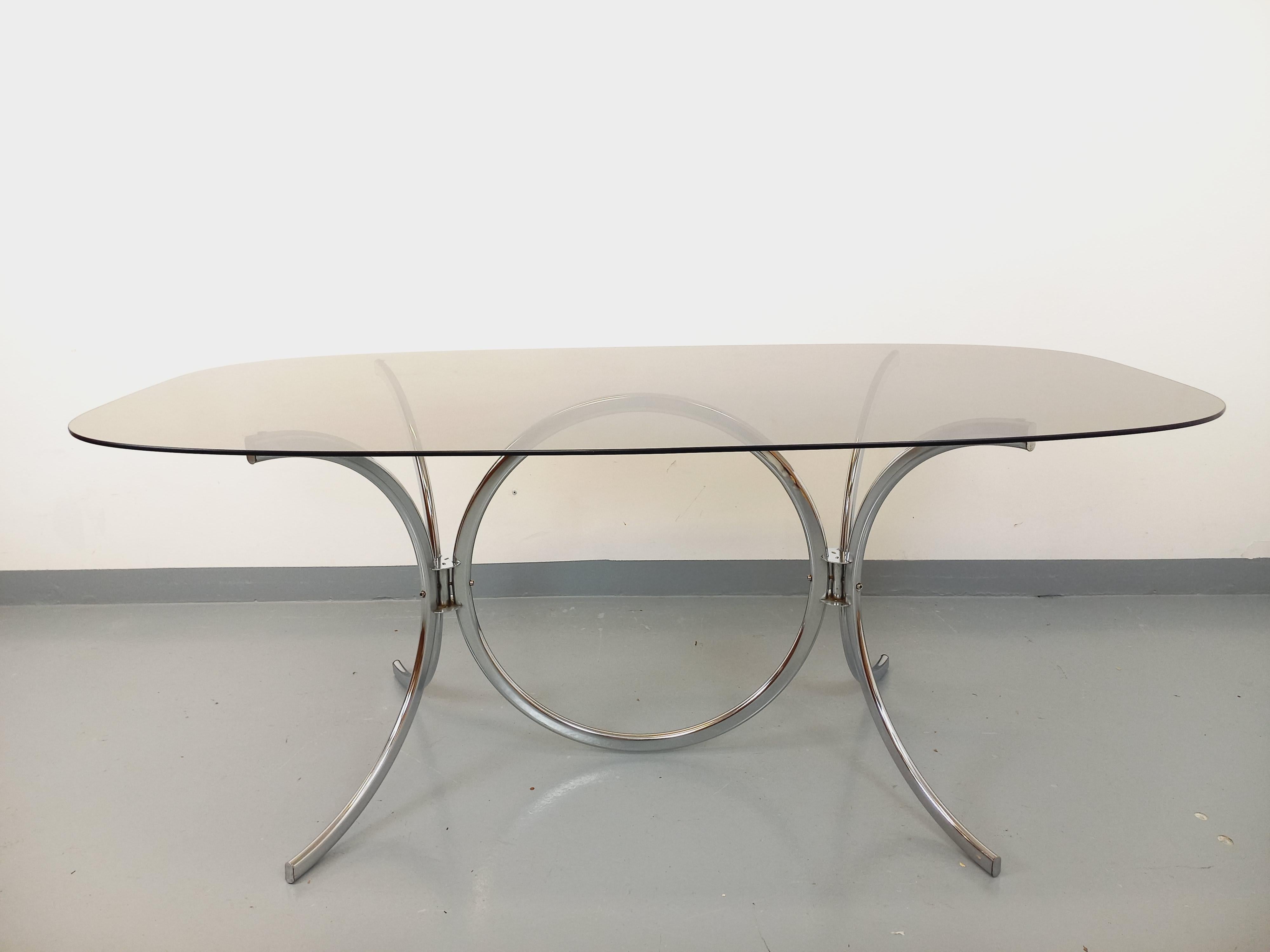 Table à manger ovale ou rectangulaire arrondie vintage en verre fumé et métal en venta 12