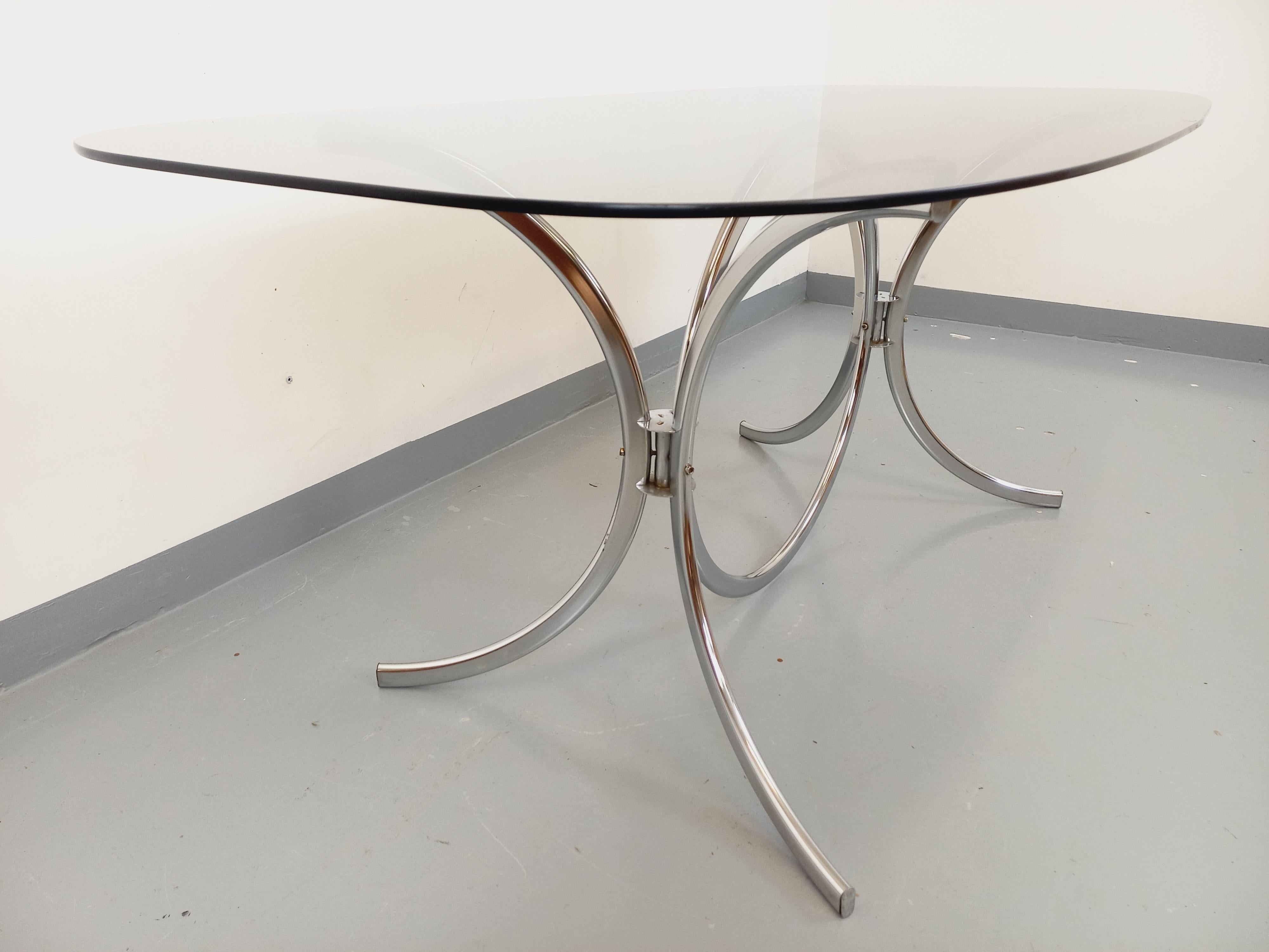Table à manger ovale ou rectangulaire arrondie vintage en verre fumé et métal en Bueno estado para la venta en BESANÇON, FR