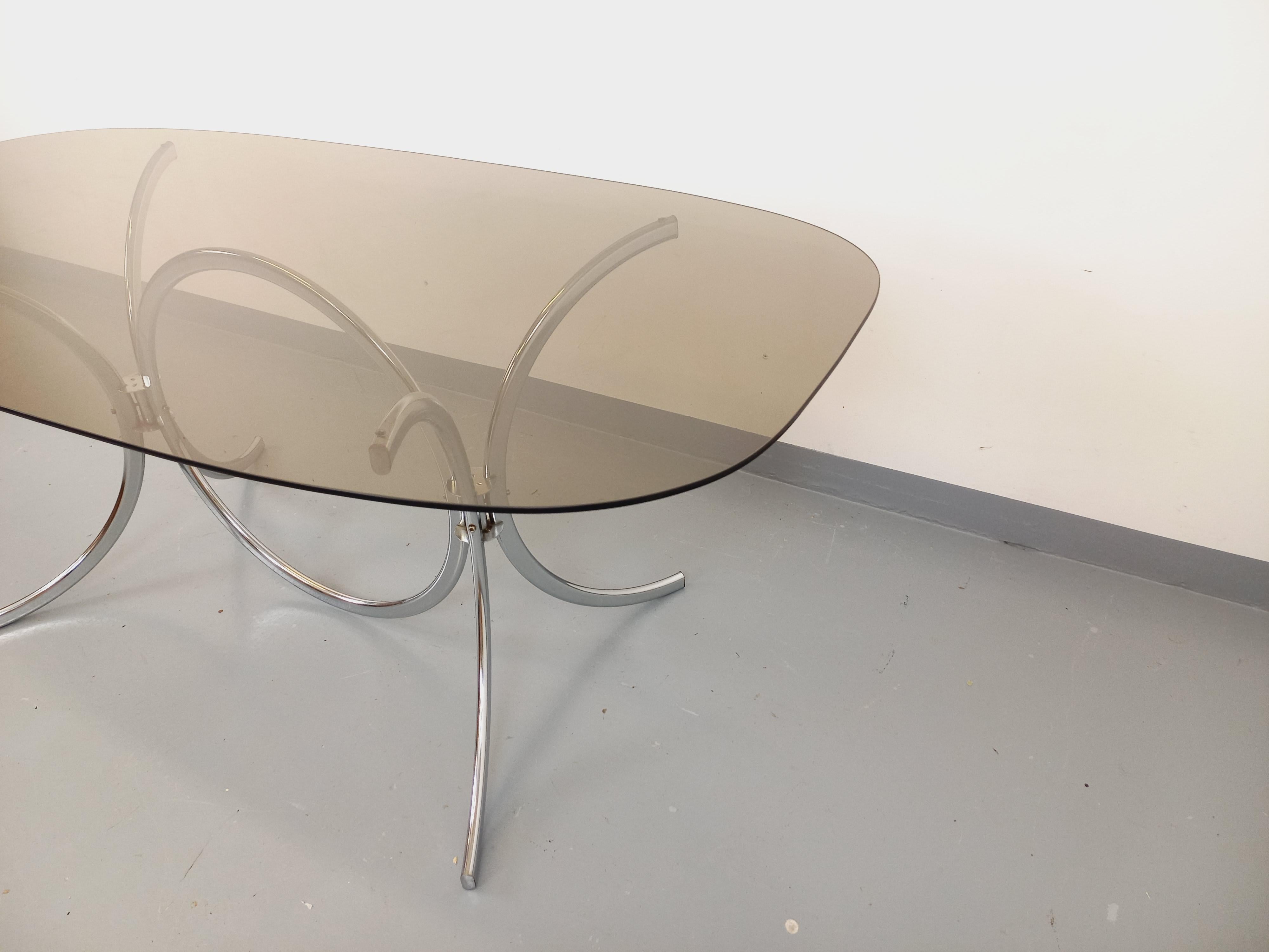 Table à manger ovale ou rectangulaire arrondie vintage en verre fumé et métal Metal en venta