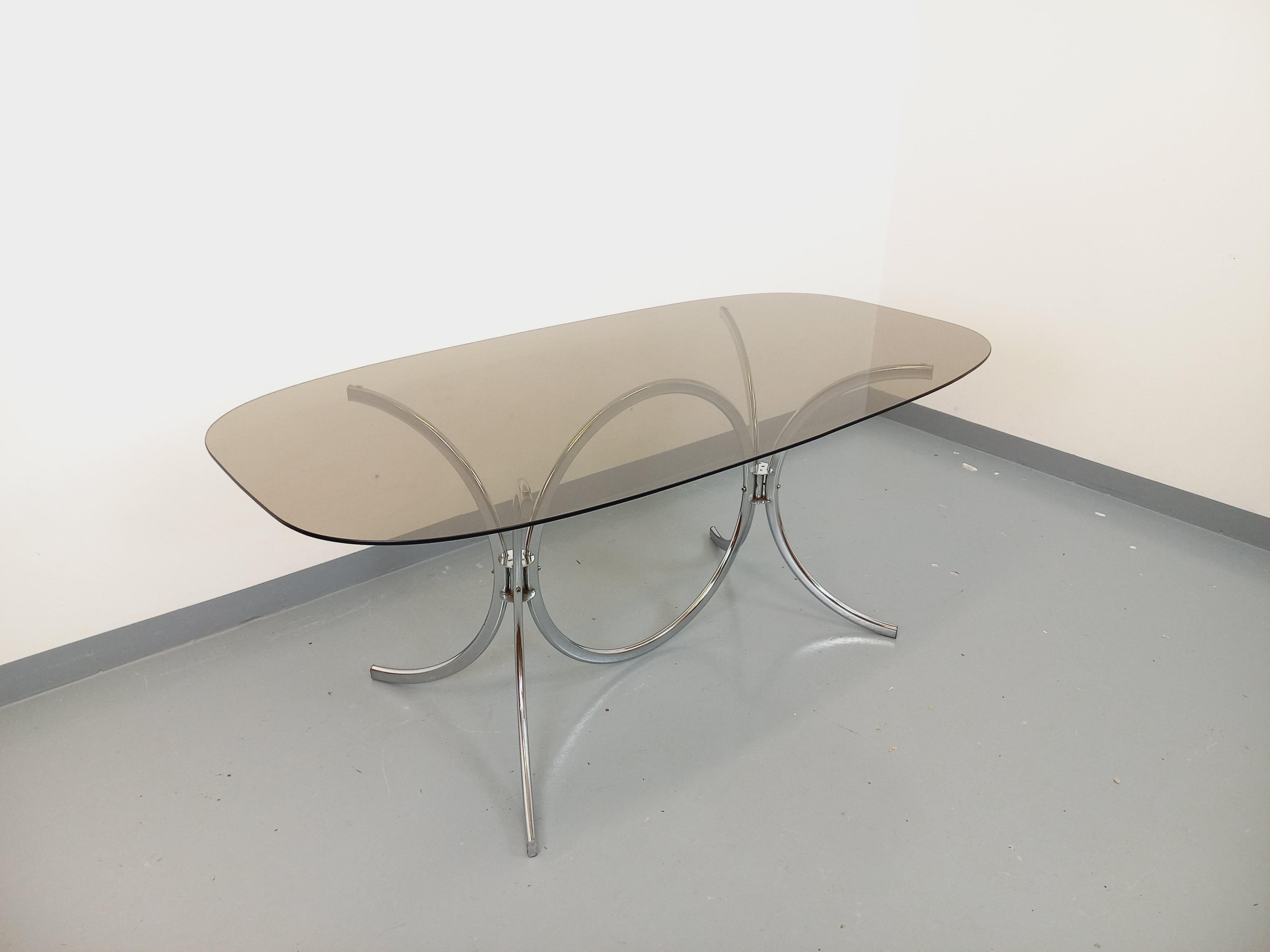 Table à manger ovale ou rectangulaire arrondie vintage en verre fumé et métal en venta 2