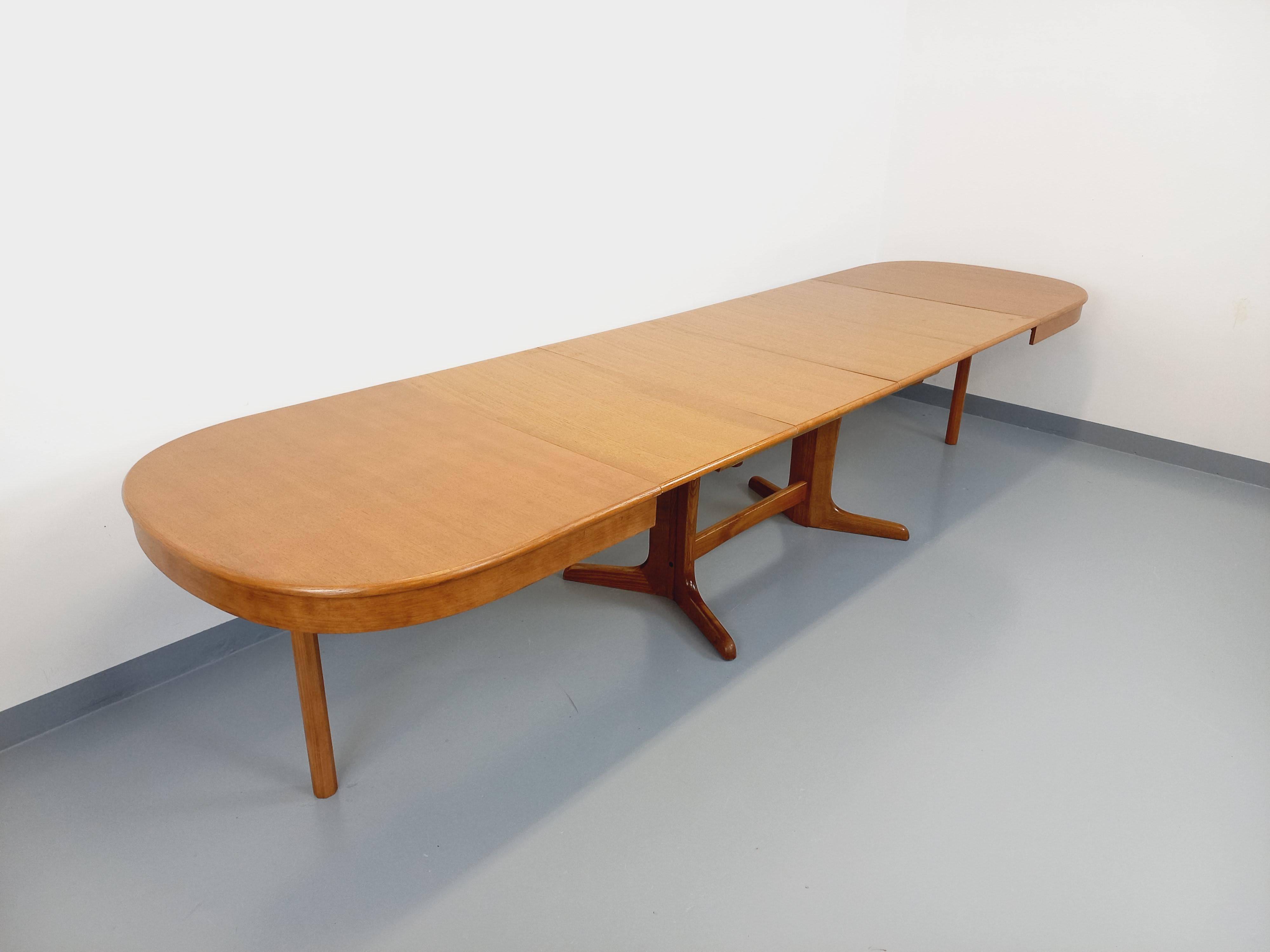 Table à manger ovale style scandinave vintage en chêne et en orme 4 rallonges 3