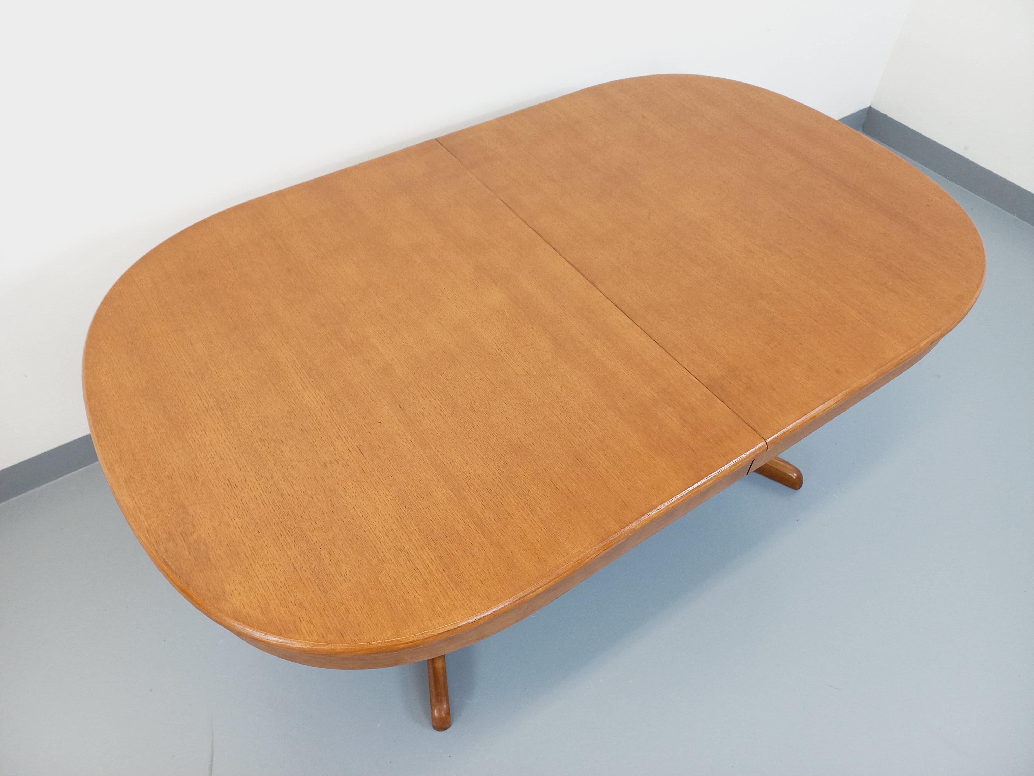 Français Table à manger ovale style scandinave vintage en chêne et en orme 4 rallonges