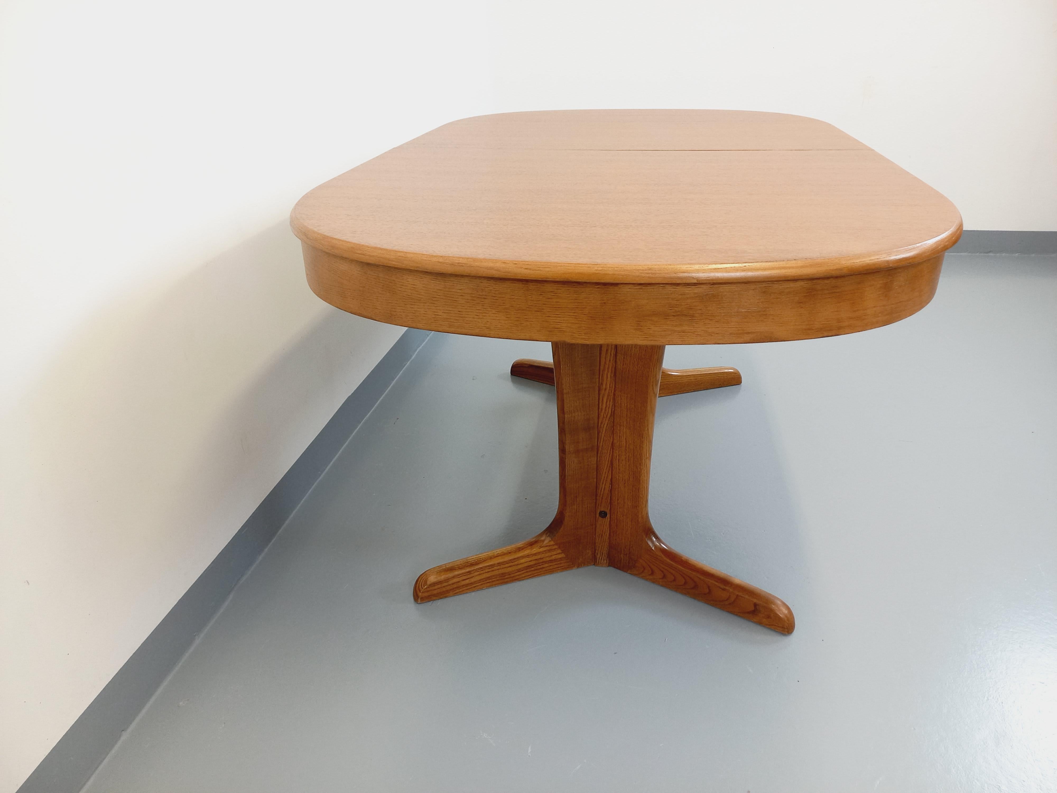 Table à manger ovale style scandinave vintage en chêne et en orme 4 rallonges Bon état à BESANÇON, FR