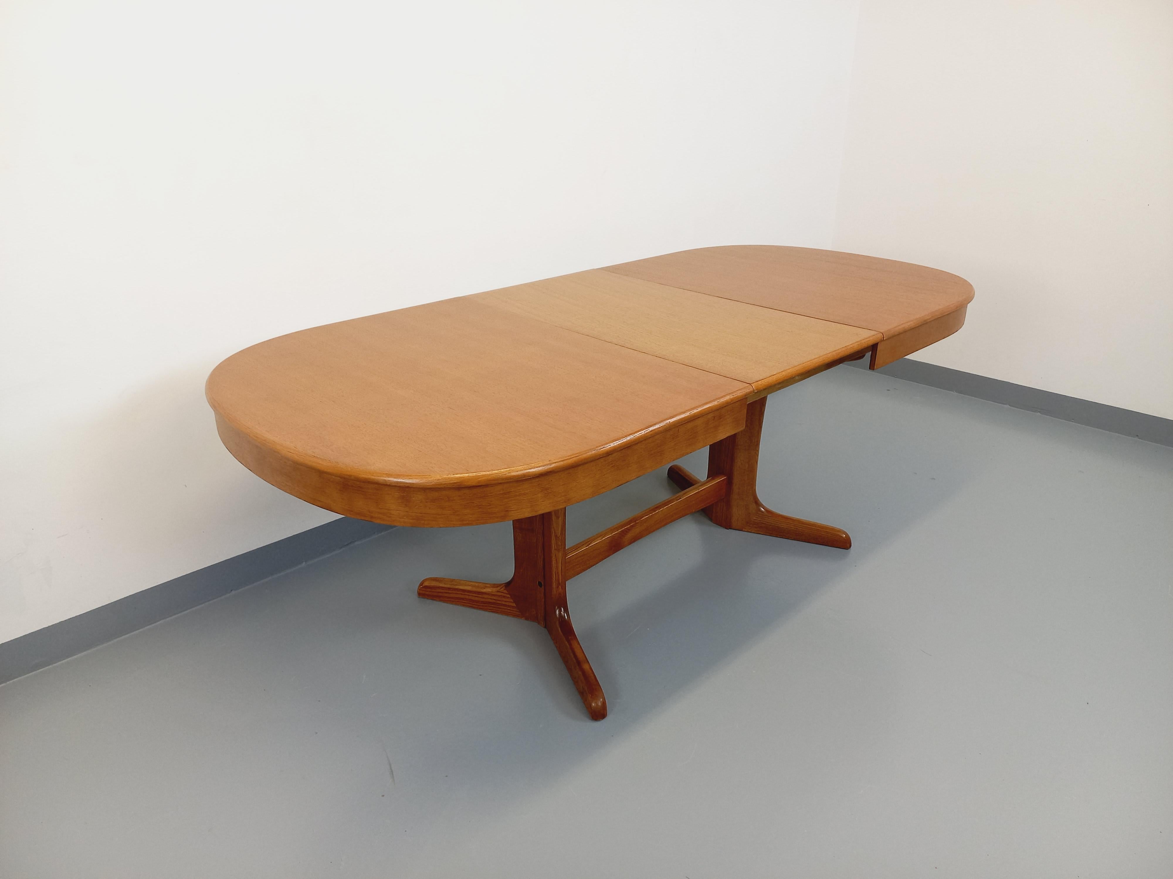Milieu du XXe siècle Table à manger ovale style scandinave vintage en chêne et en orme 4 rallonges