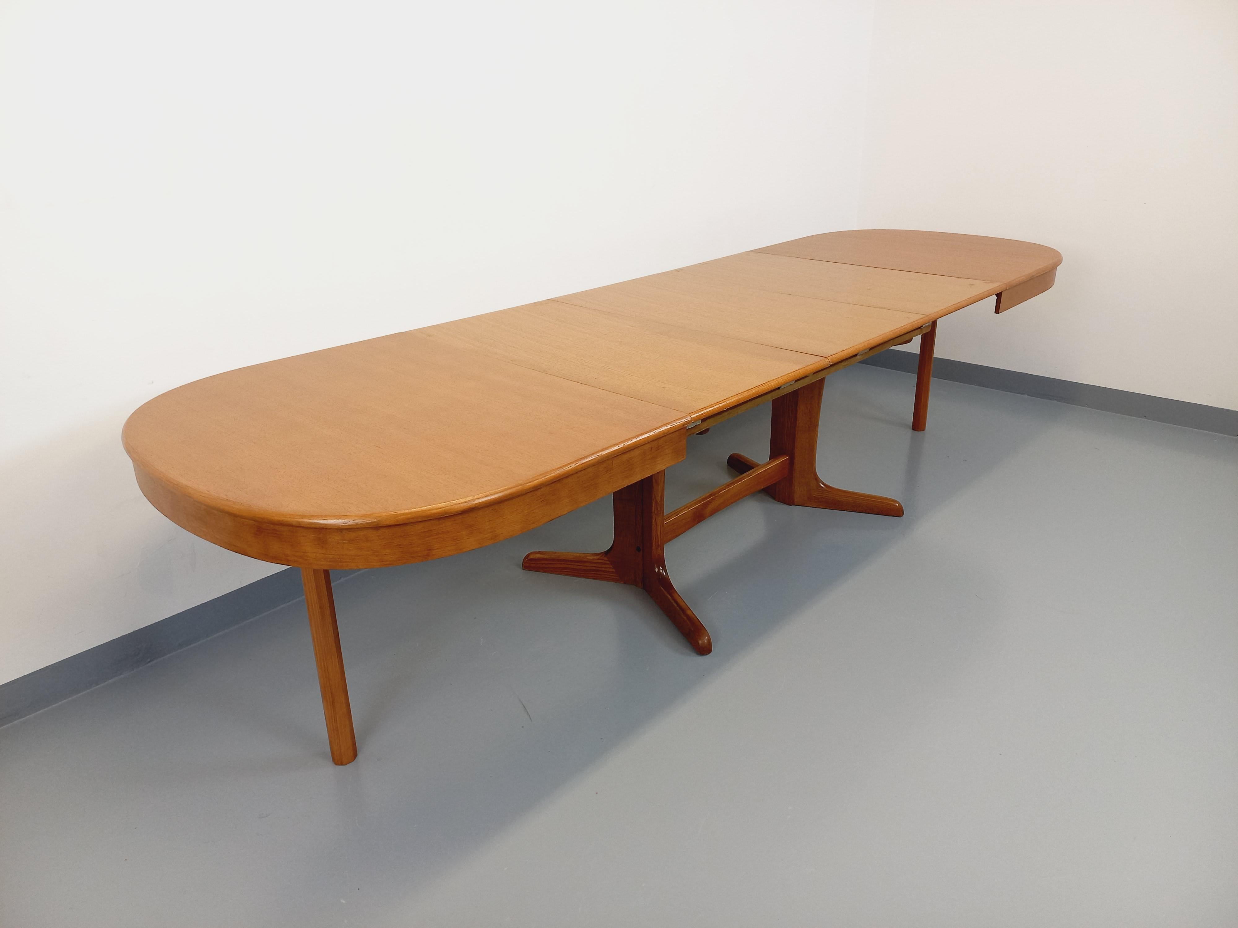 Table à manger ovale style scandinave vintage en chêne et en orme 4 rallonges 1