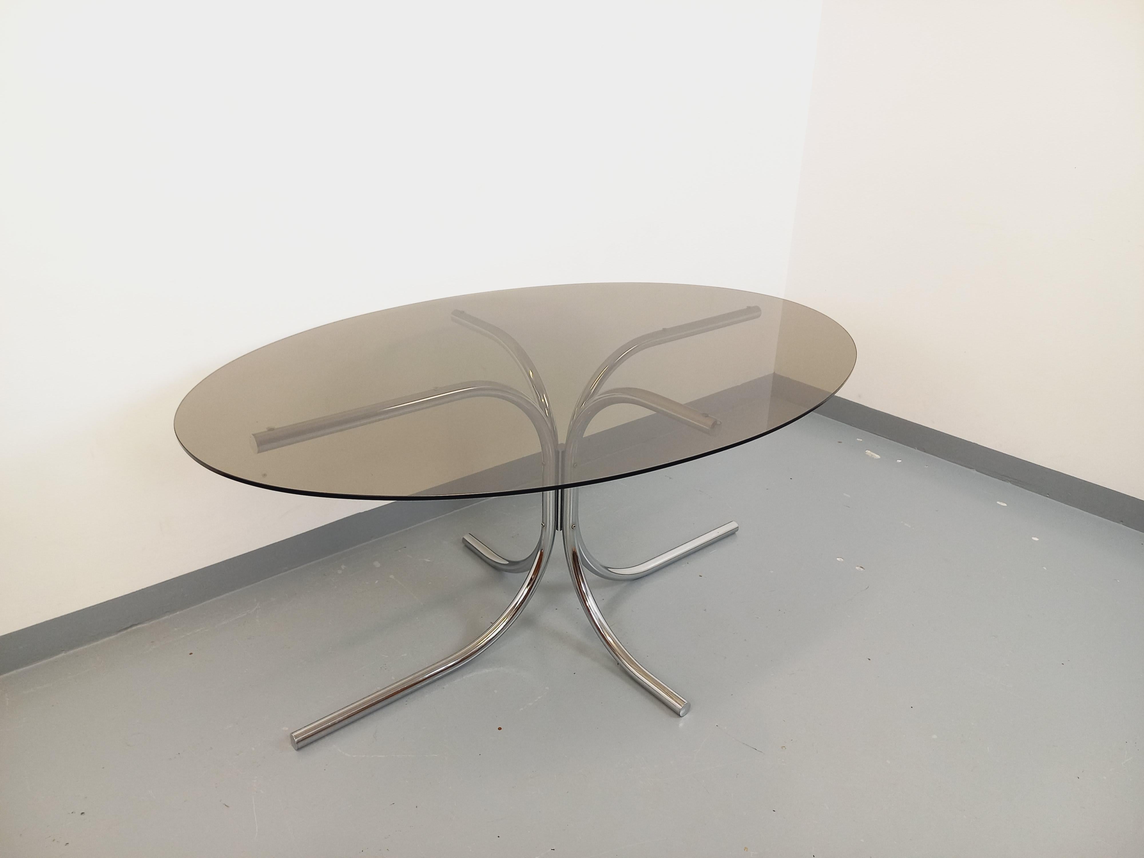 Table à manger ovale vintage en verre fumé et métal chromé style Space Age en venta 3