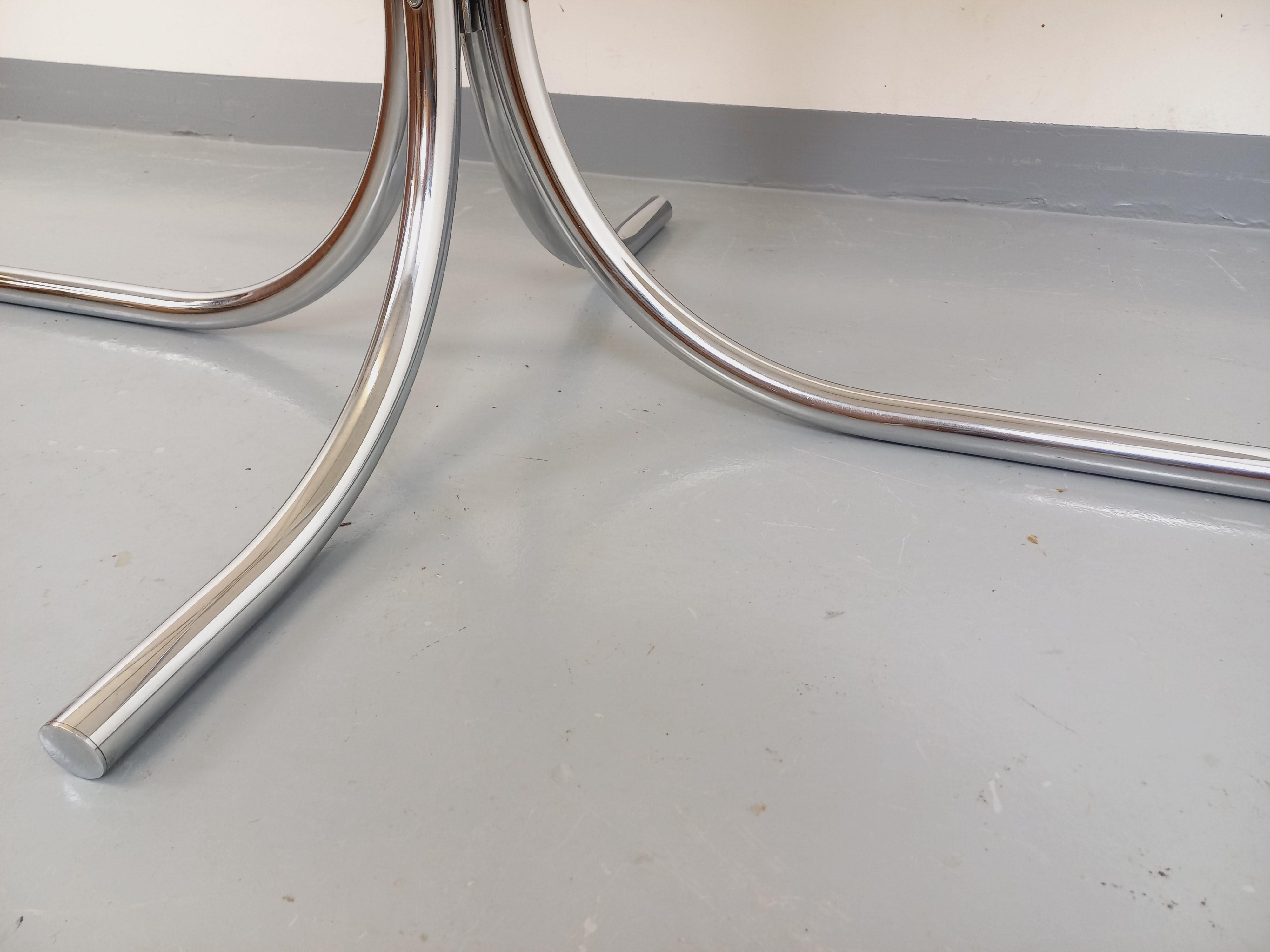 Table à manger ovale vintage en verre fumé et métal chromé style Space Age en venta 4