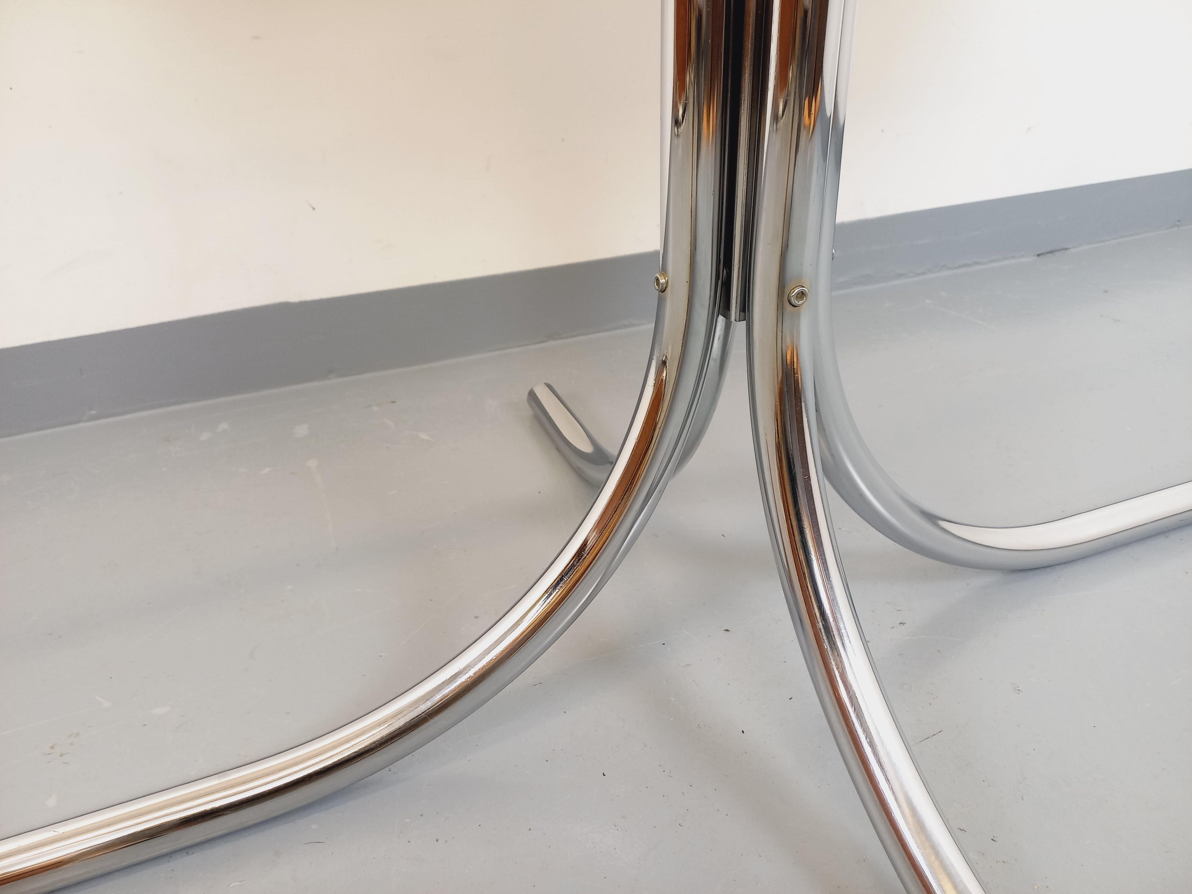 Table à manger ovale vintage en verre fumé et métal chromé style Space Age en venta 5