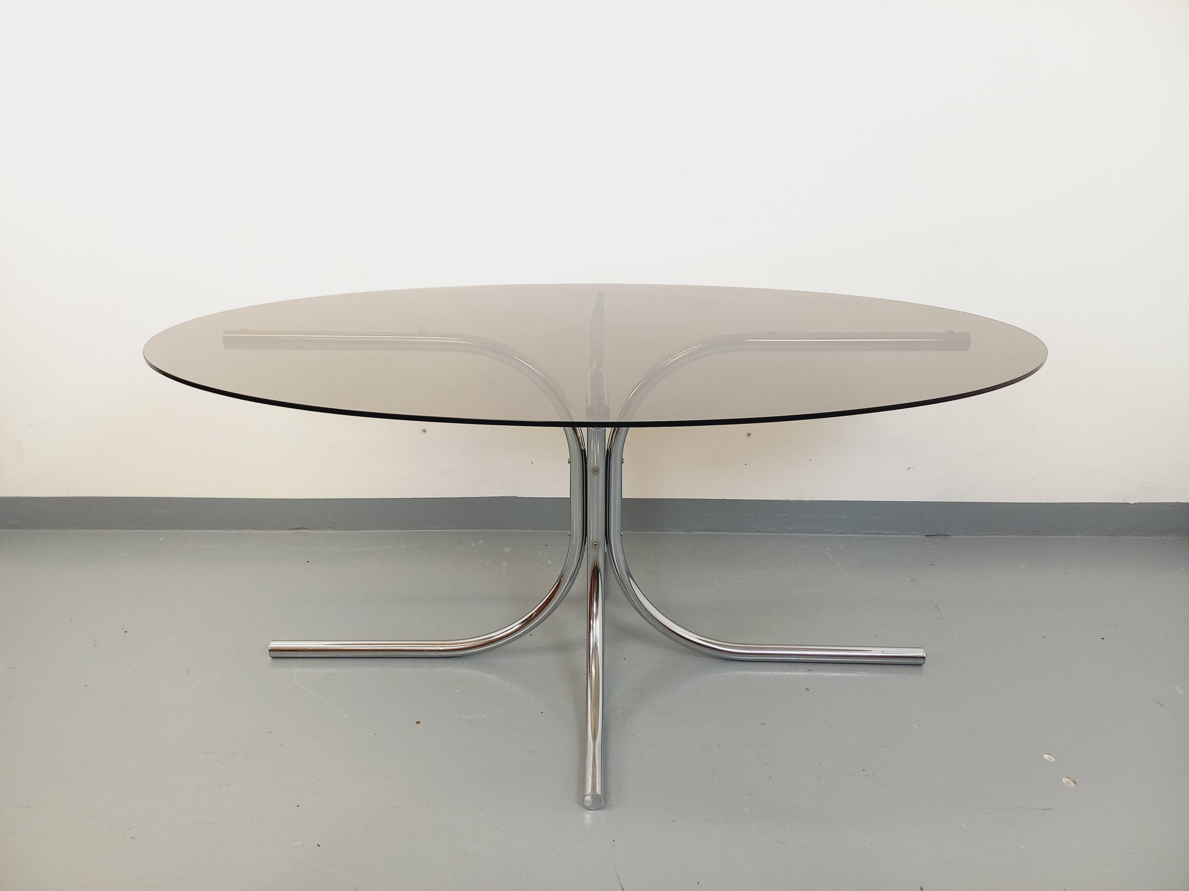 Table à manger ovale vintage en verre fumé et métal chromé style Space Age en venta 8