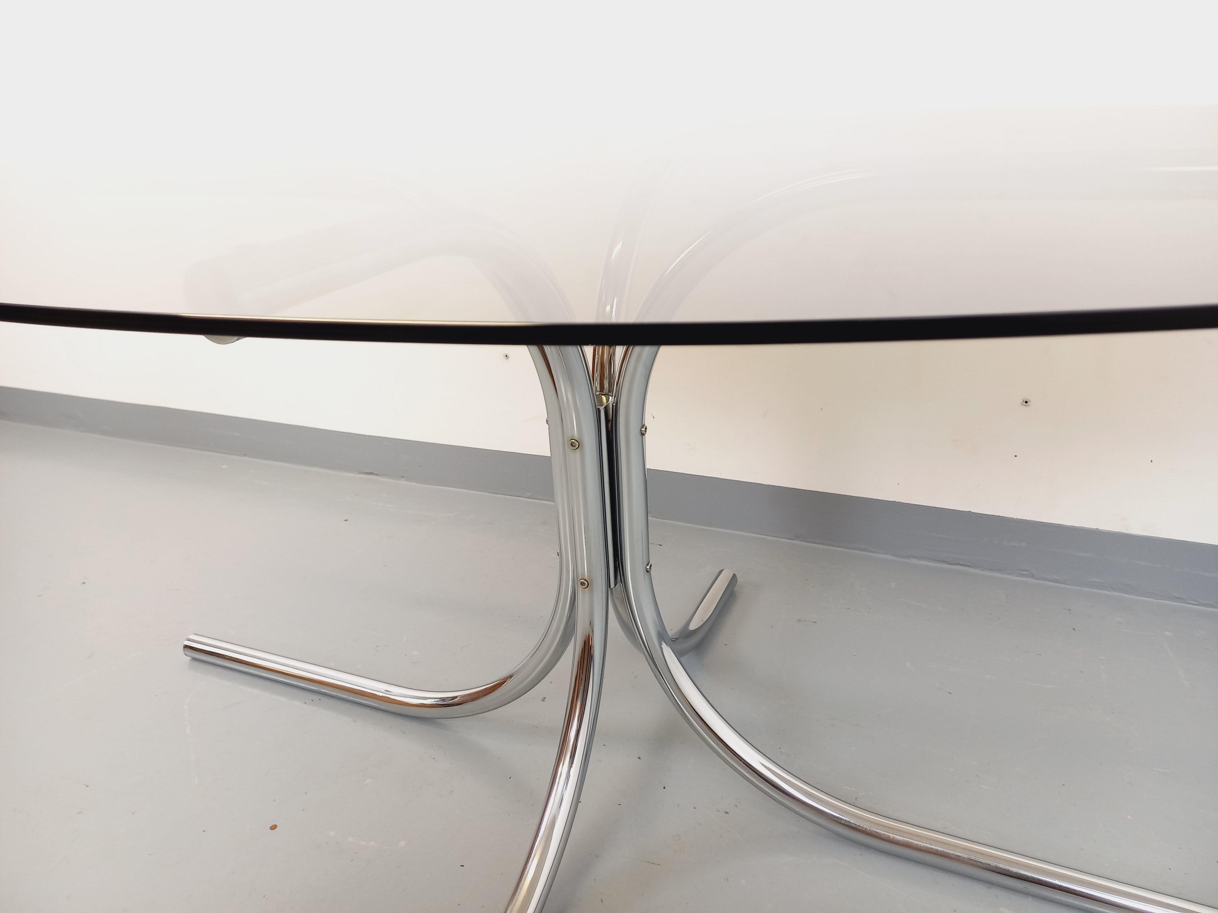 Table à manger vintage des années 70, style Space Age, plateau ovale en verre fumé, pied en métal chromé design palmier. Très bon état général avec quelques rayures d’usage sur ou sous le plateau.
Ref 250 810
Hauteur : 72 cm
Largeur : 158