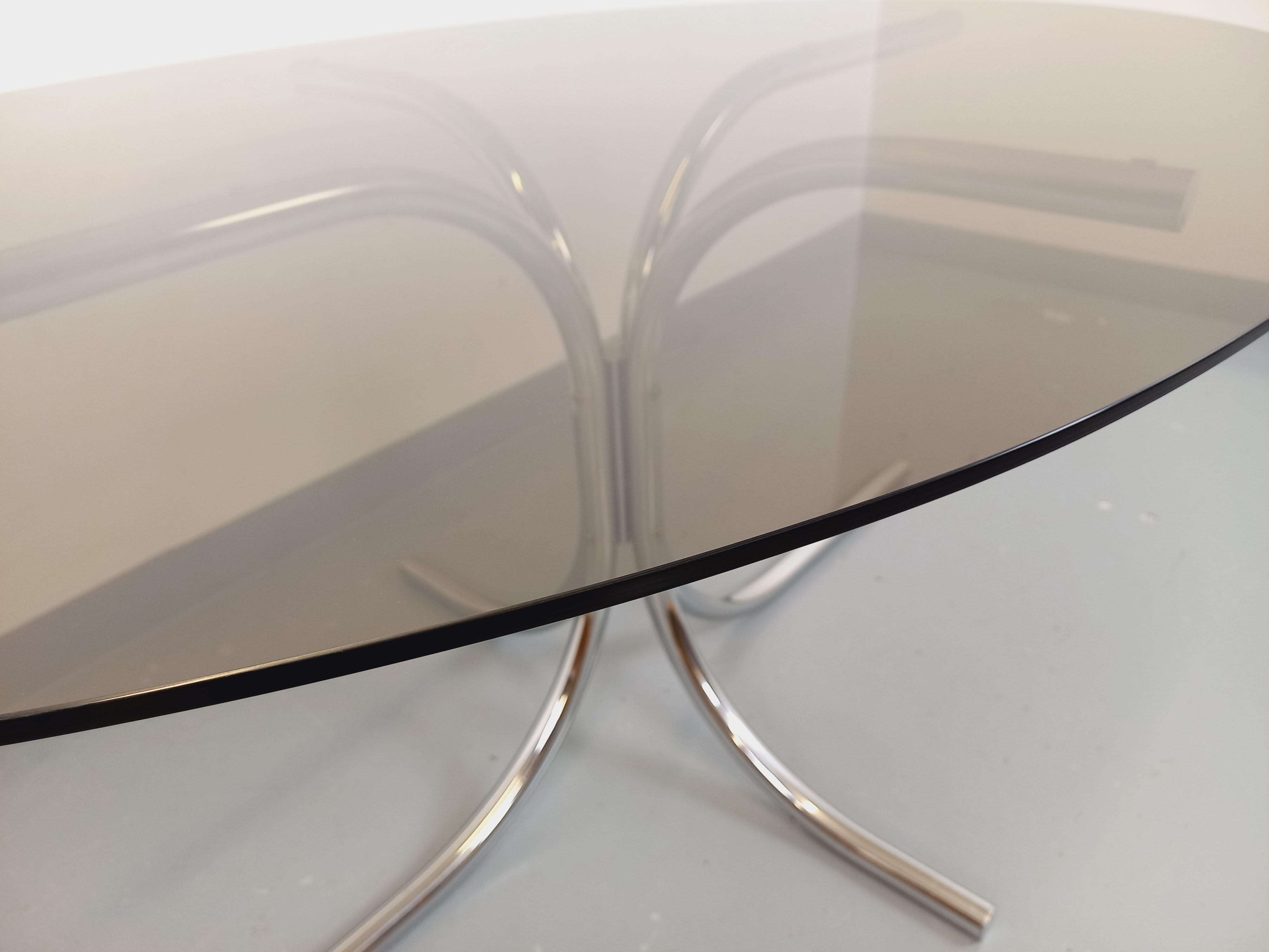 Table à manger ovale vintage en verre fumé et métal chromé style Space Age Francés en venta