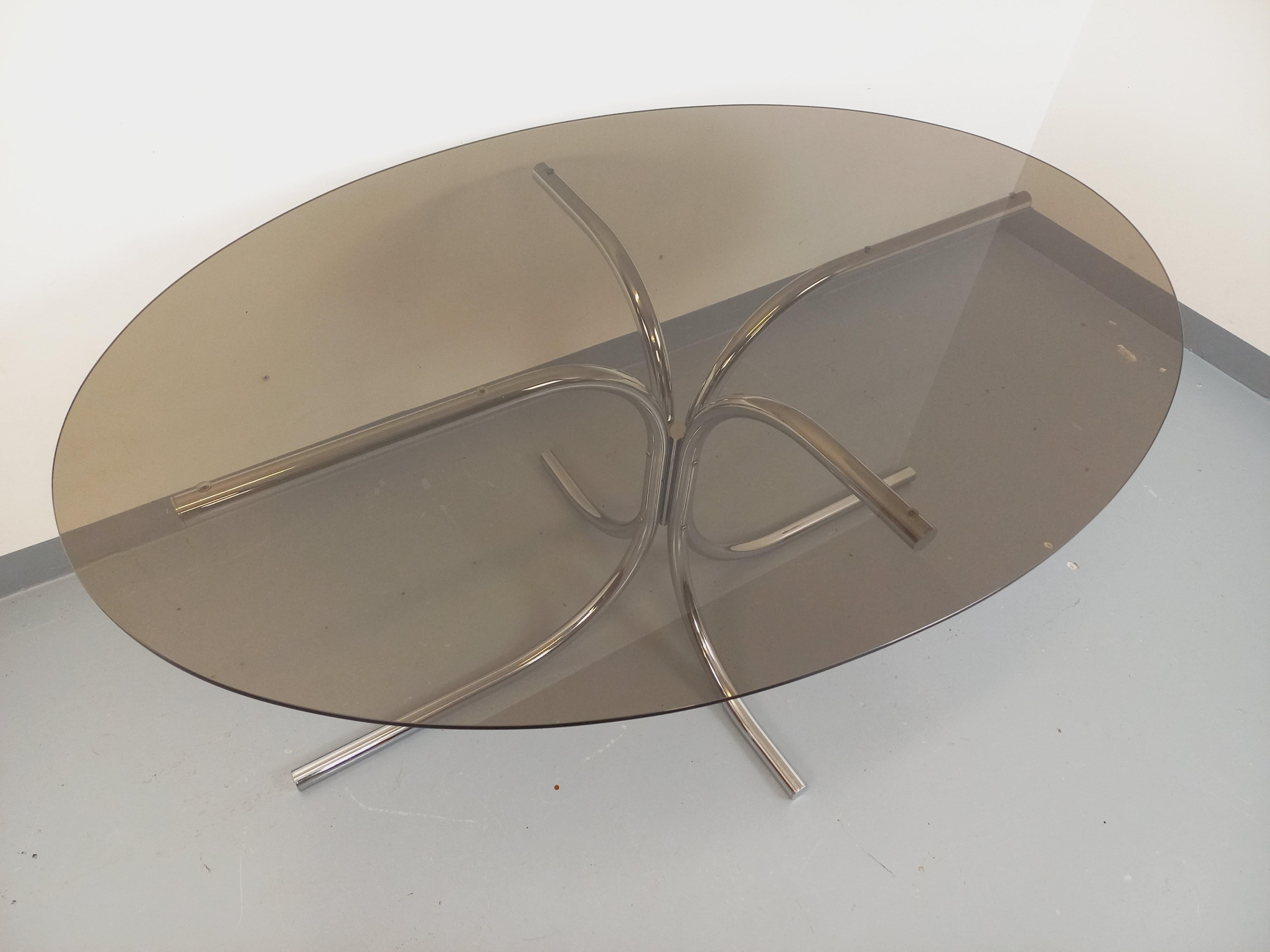 Table à manger ovale vintage en verre fumé et métal chromé style Space Age finales del siglo XX en venta