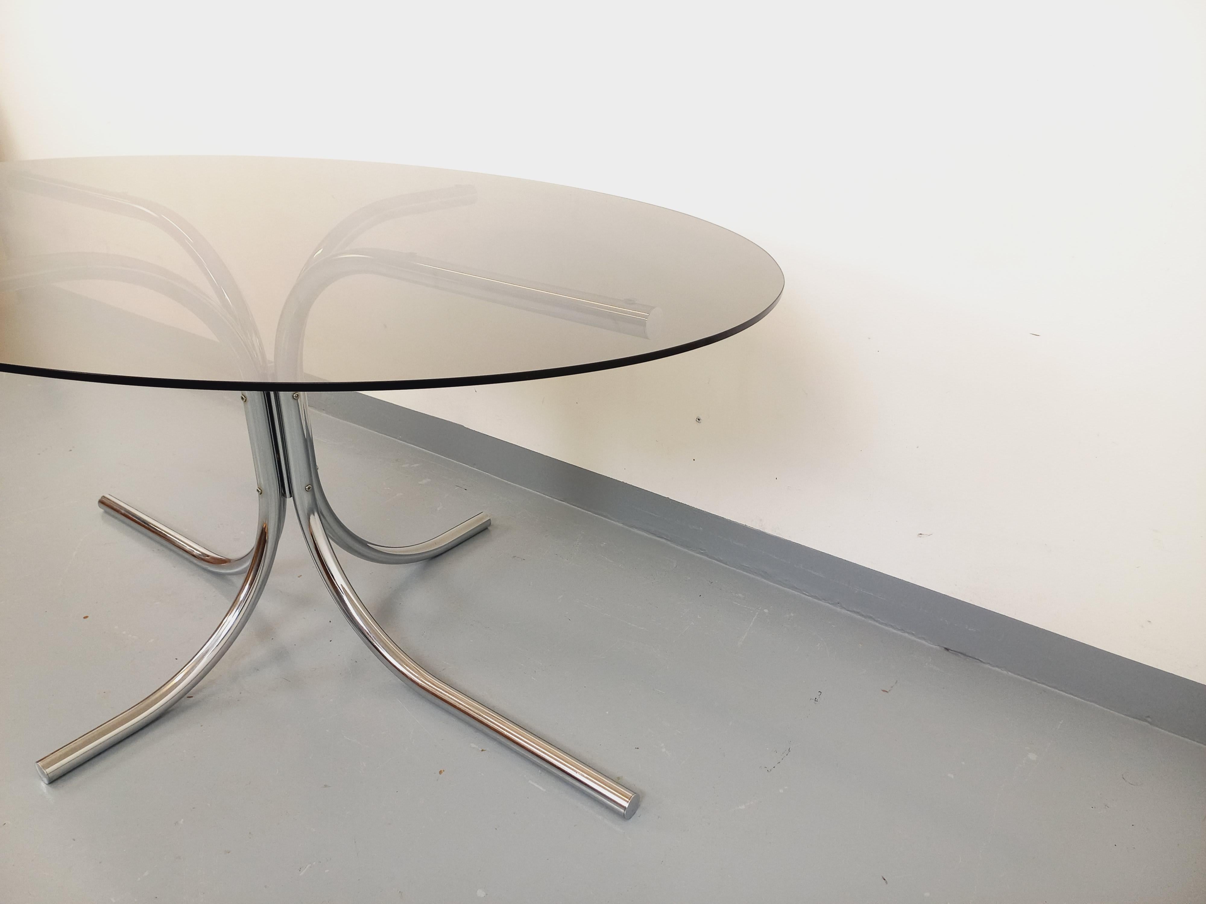 Table à manger ovale vintage en verre fumé et métal chromé style Space Age Metal en venta