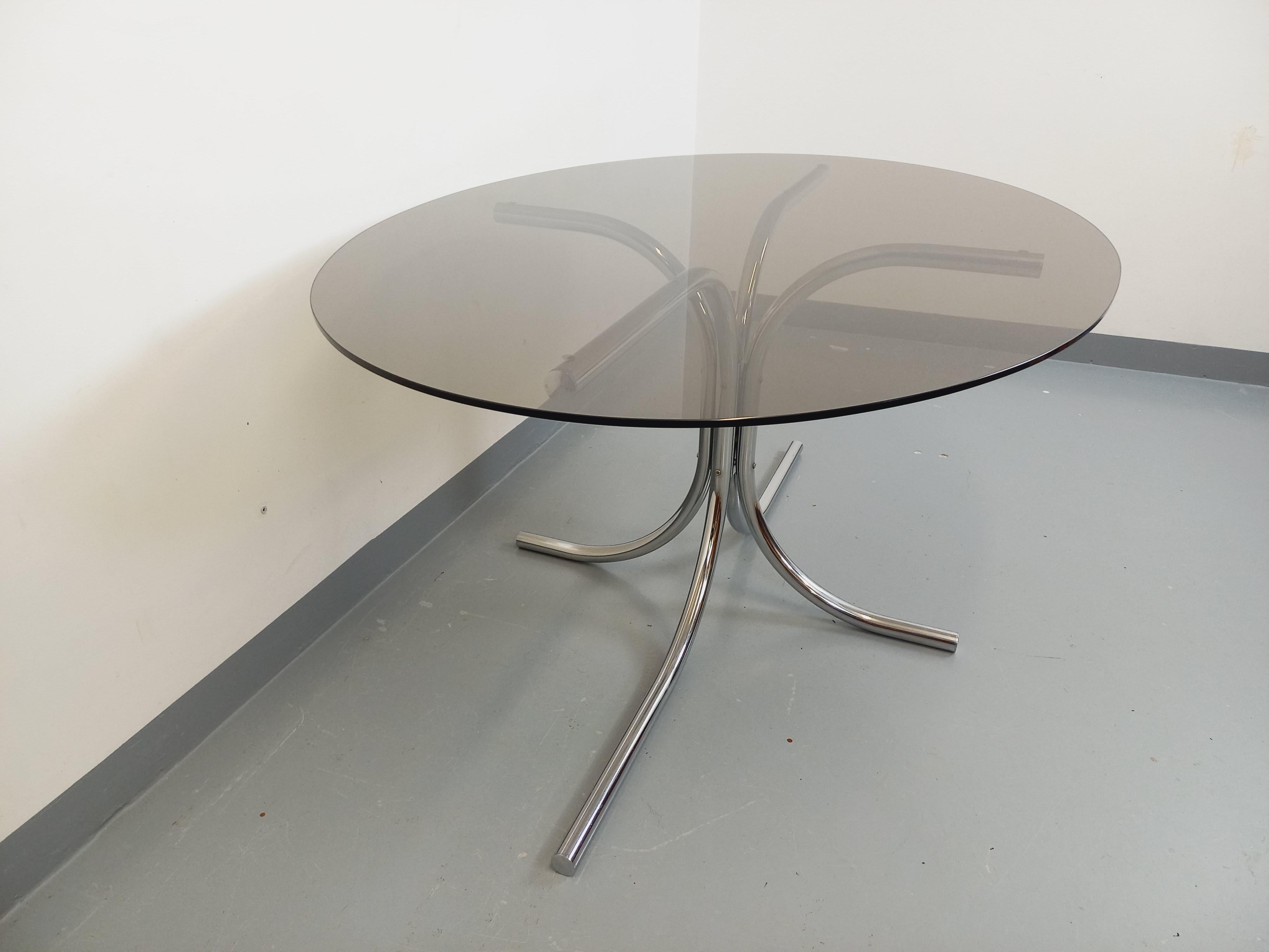 Table à manger ovale vintage en verre fumé et métal chromé style Space Age en venta 1