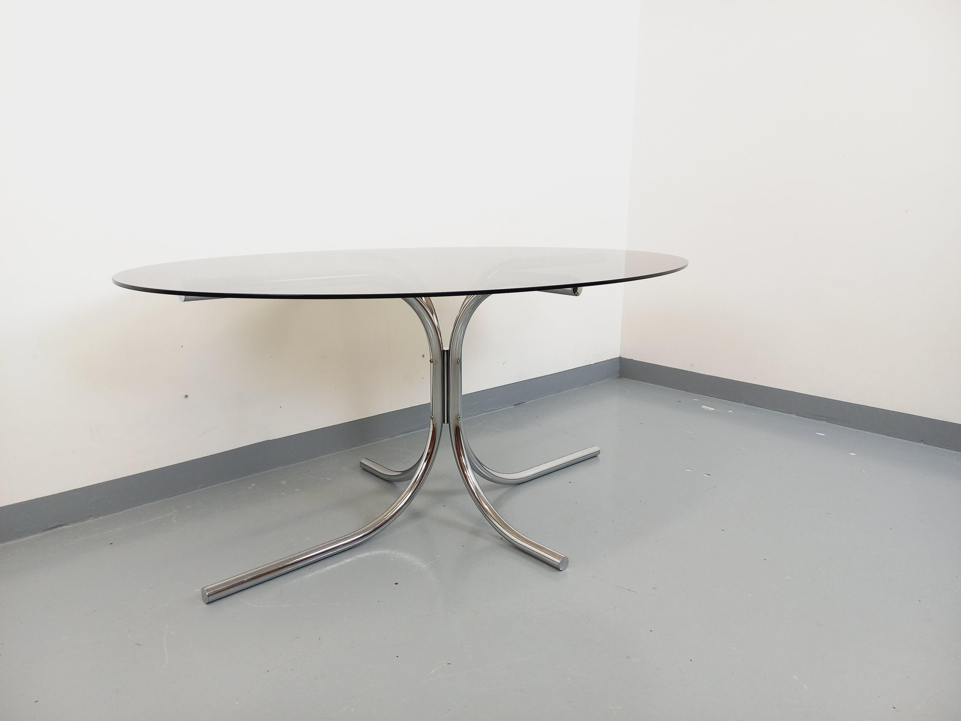 Table à manger ovale vintage en verre fumé et métal chromé style Space Age en venta 2