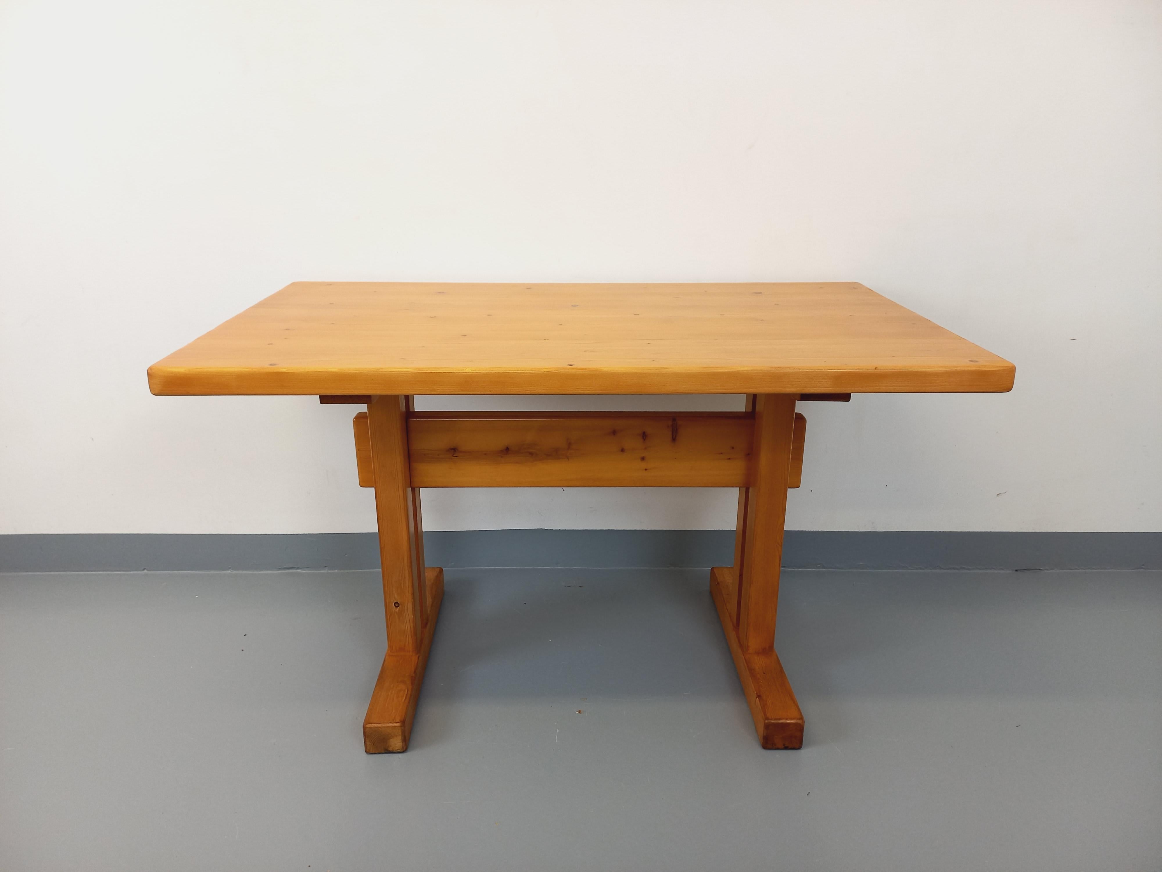 Table à manger rectangulaire Charlotte Perriand Les Arcs vintage pin années 70 en vente 3