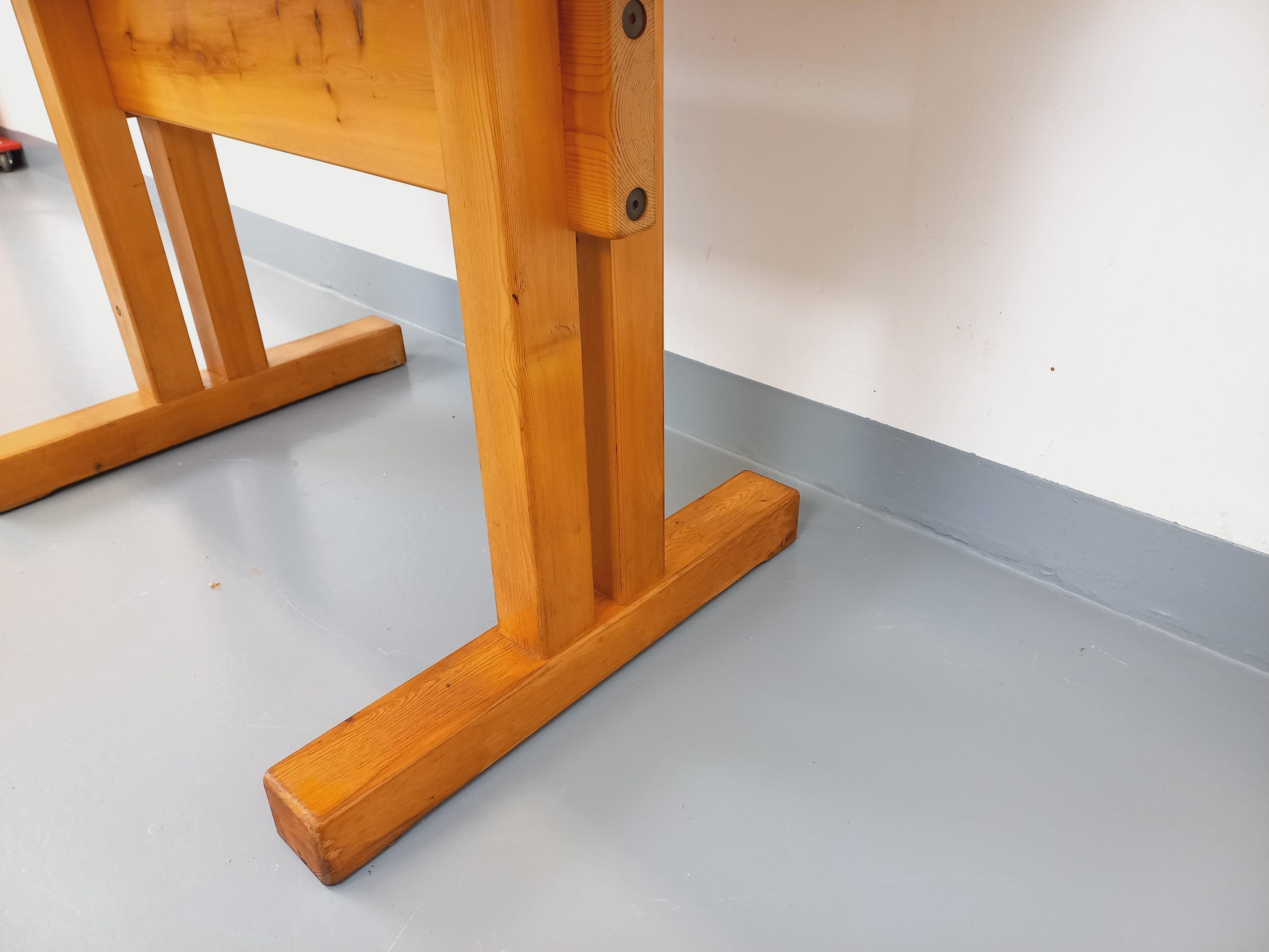 Table à manger rectangulaire Charlotte Perriand Les Arcs vintage pin années 70 en vente 5