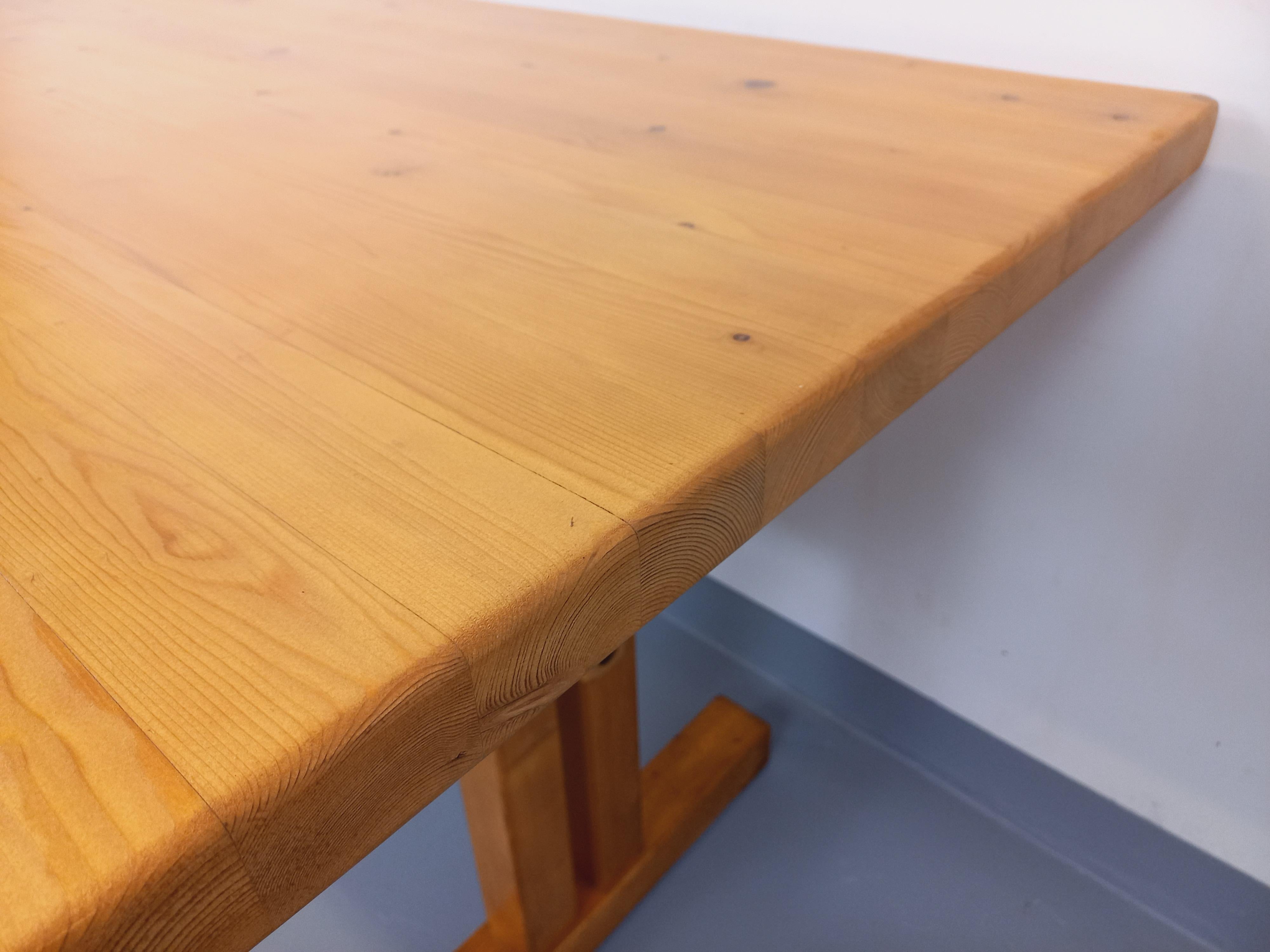 Table à manger rectangulaire Charlotte Perriand Les Arcs vintage pin années 70 en vente 6