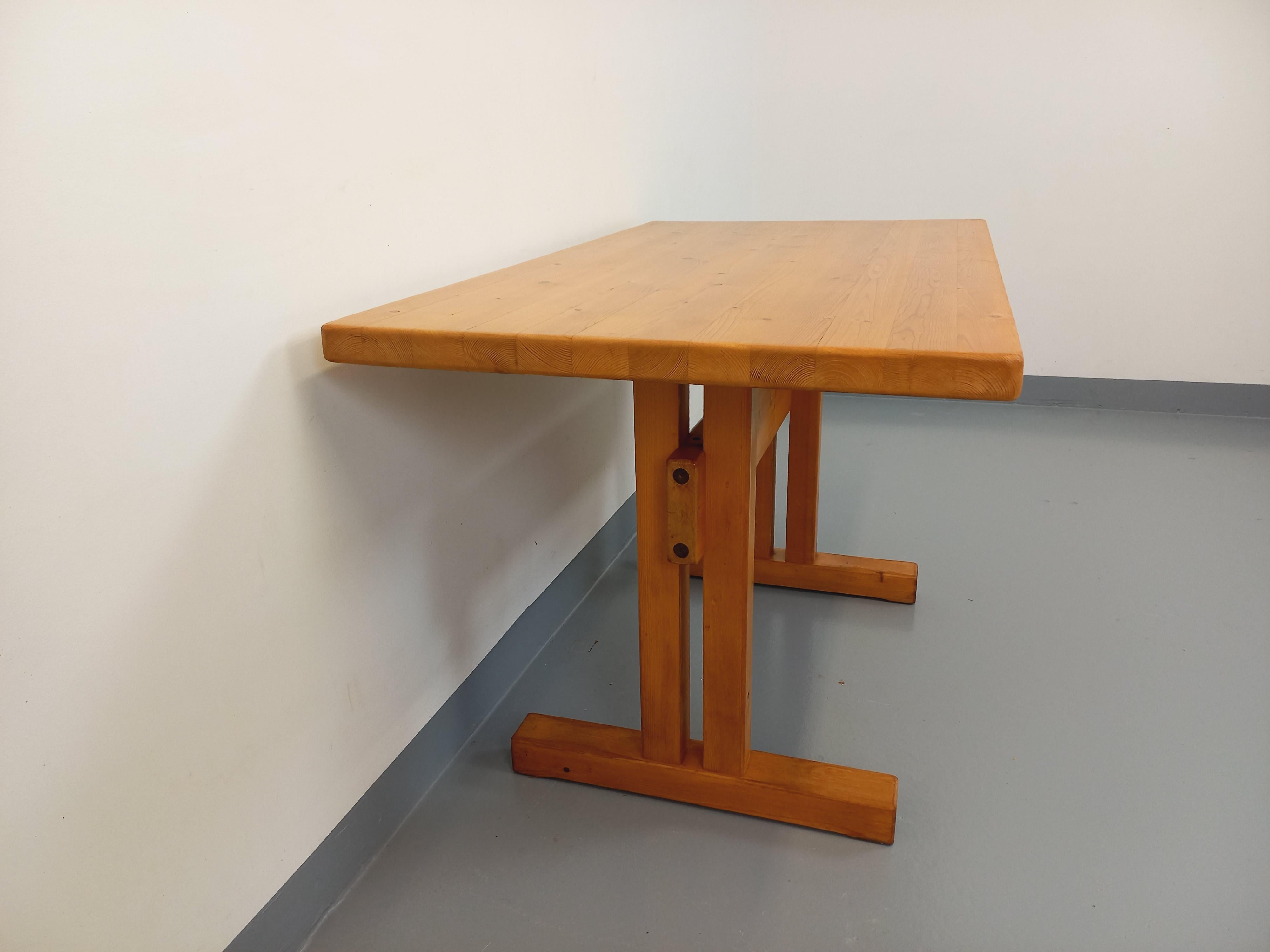 Table à manger rectangulaire Charlotte Perriand Les Arcs vintage pin années 70 en vente 7
