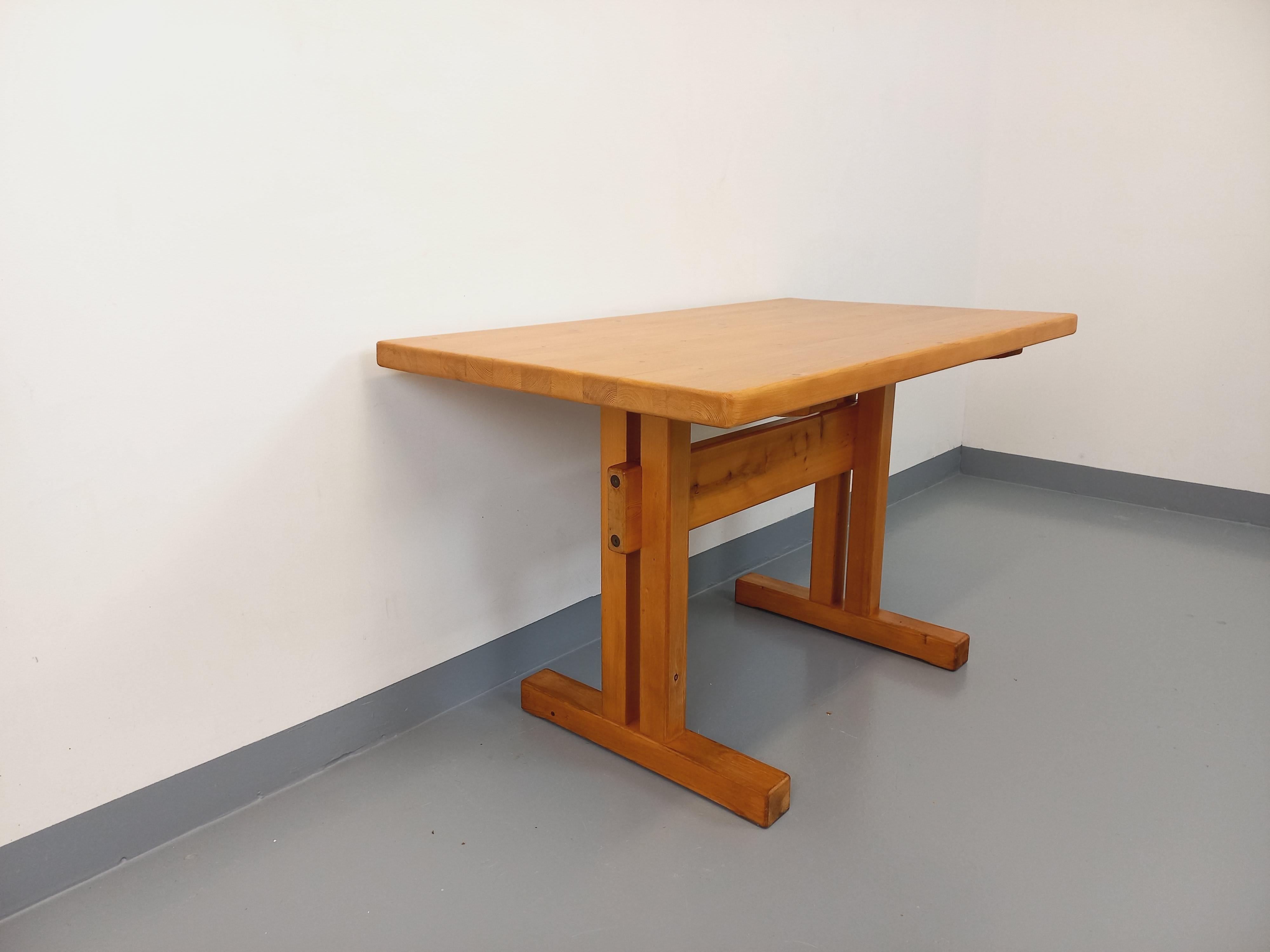 Table à manger rectangulaire Charlotte Perriand Les Arcs vintage pin années 70 en vente 9