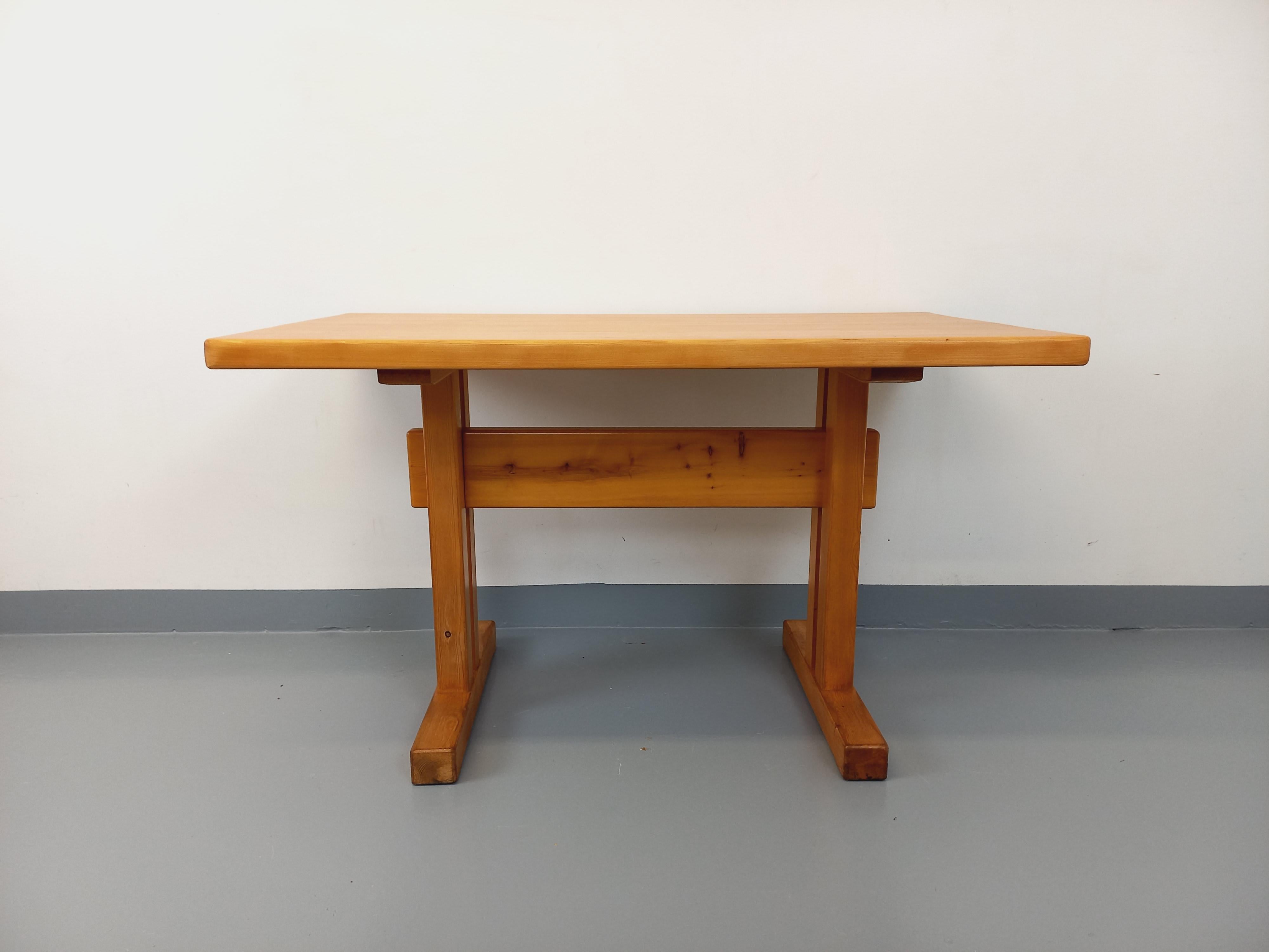 Table à manger rectangulaire Charlotte Perriand Les Arcs vintage pin années 70 en vente 10