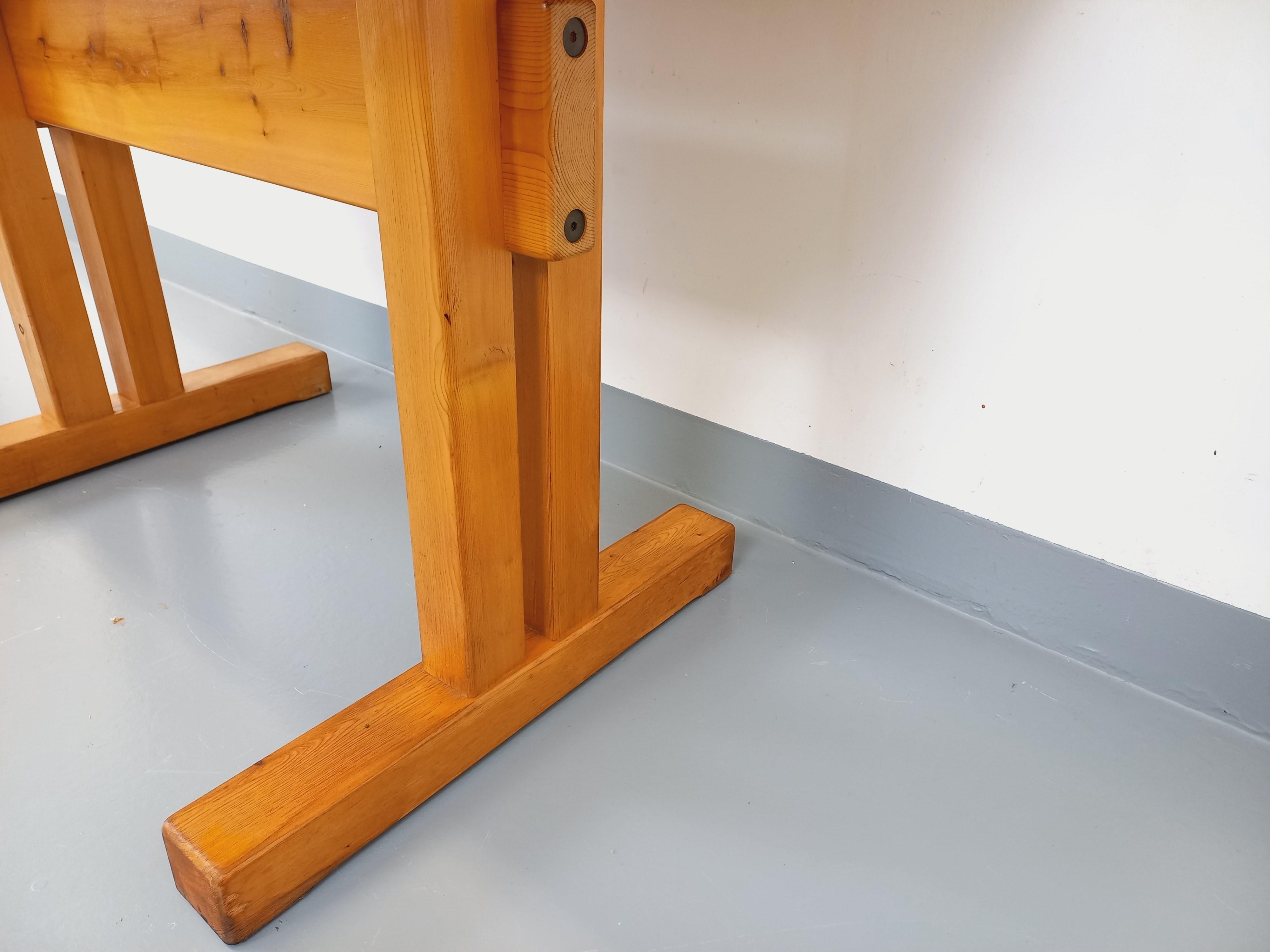 Table à manger rectangulaire vintage des années 60 70, en pin, de Charlotte Perriand pour Les Arcs, très bon état général, plateau poncé et verni.
Réf. 231 210
Hauteur : 71 cm
Largeur : 120 cm
Profondeur : 68 cm
