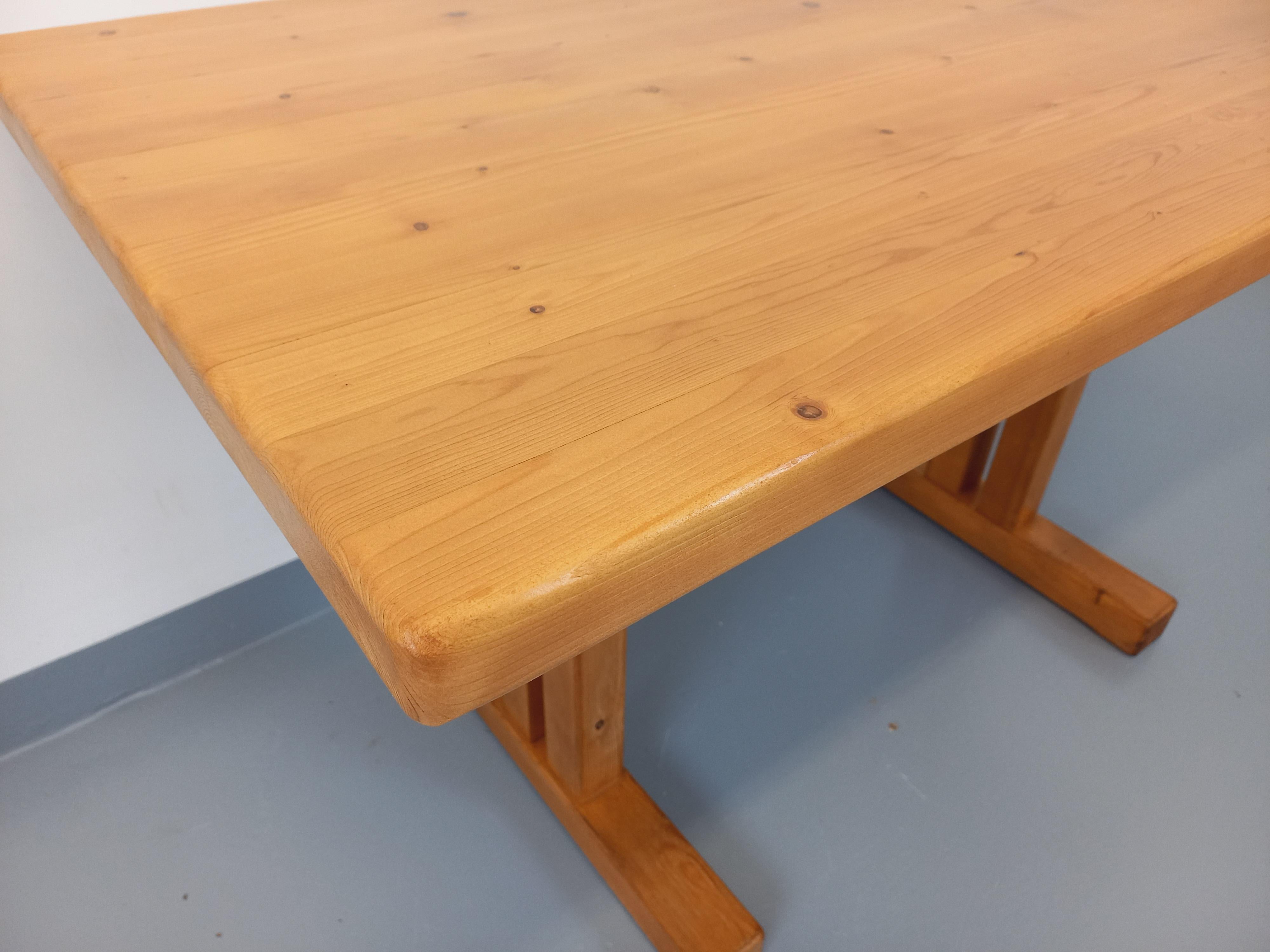 Mid-Century Modern Table à manger rectangulaire Charlotte Perriand Les Arcs vintage pin années 70 en vente