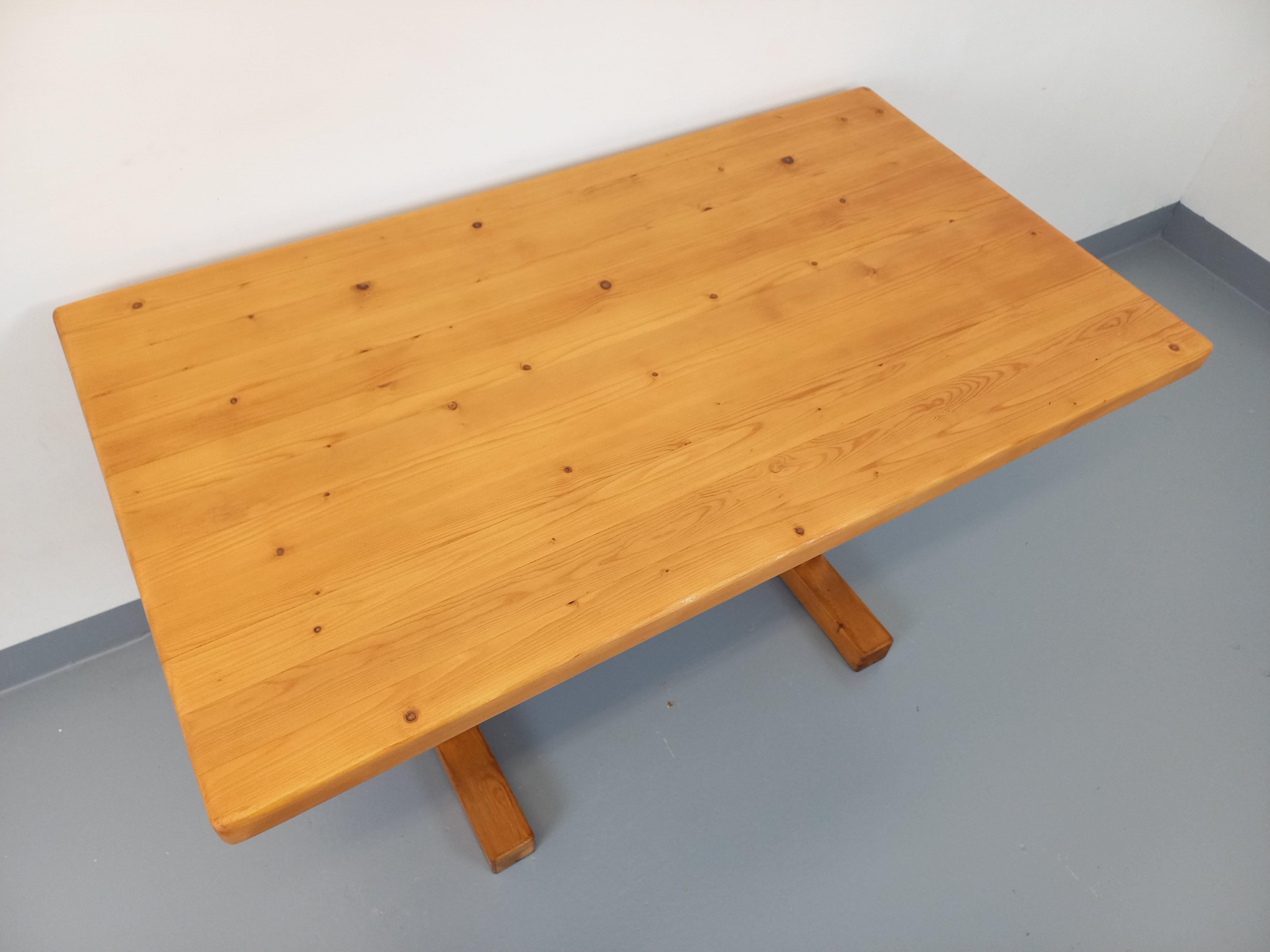 Français Table à manger rectangulaire Charlotte Perriand Les Arcs vintage pin années 70 en vente
