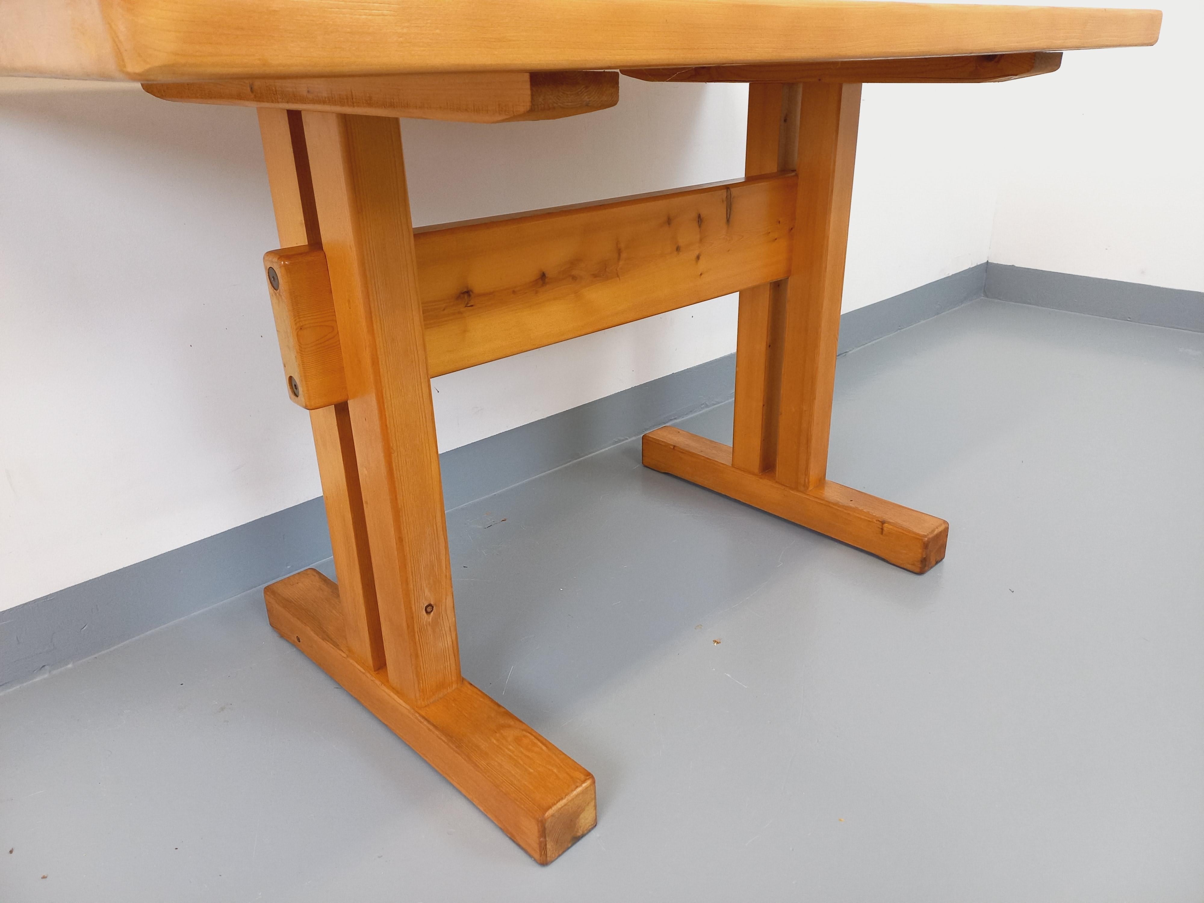 Table à manger rectangulaire Charlotte Perriand Les Arcs vintage pin années 70 Bon état - En vente à BESANÇON, FR