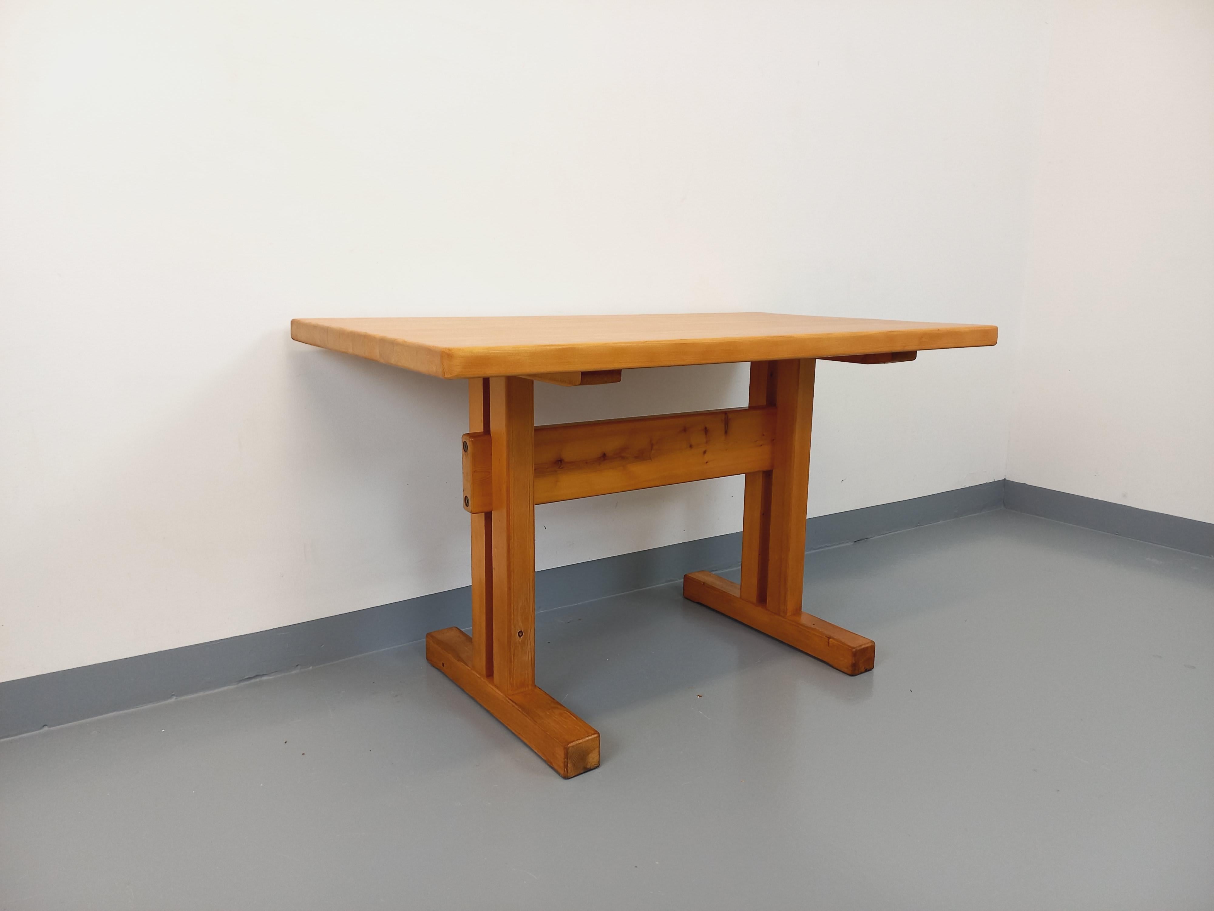 Table à manger rectangulaire Charlotte Perriand Les Arcs vintage pin années 70 en vente 1